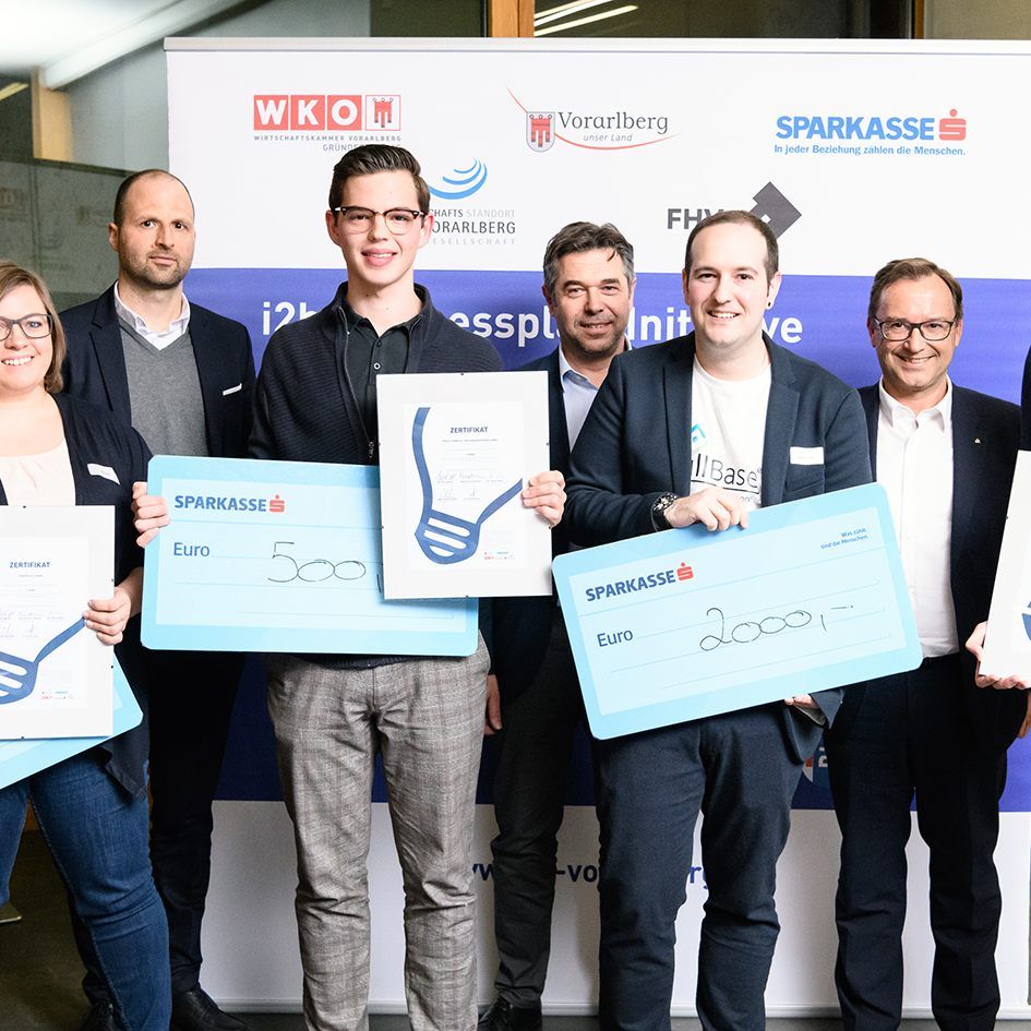 Prämierte Businesspläne: Weibsbild (Iris Lins, 2. Platz), Marco Tittler (Stv.-Direktor Wirtschaftskammer Vorarlberg), PayTec (Michael Payer, 3. Platz), Harald Moosbrugger (Leiter Wirtschaftsangelegenheiten Land Vorarlberg) und PillBase (Claudio Errico und Simon Brei, 1. Platz) mit Werner Böhler (Vorstandsvorsitzender Dornbirner Sparkasse).