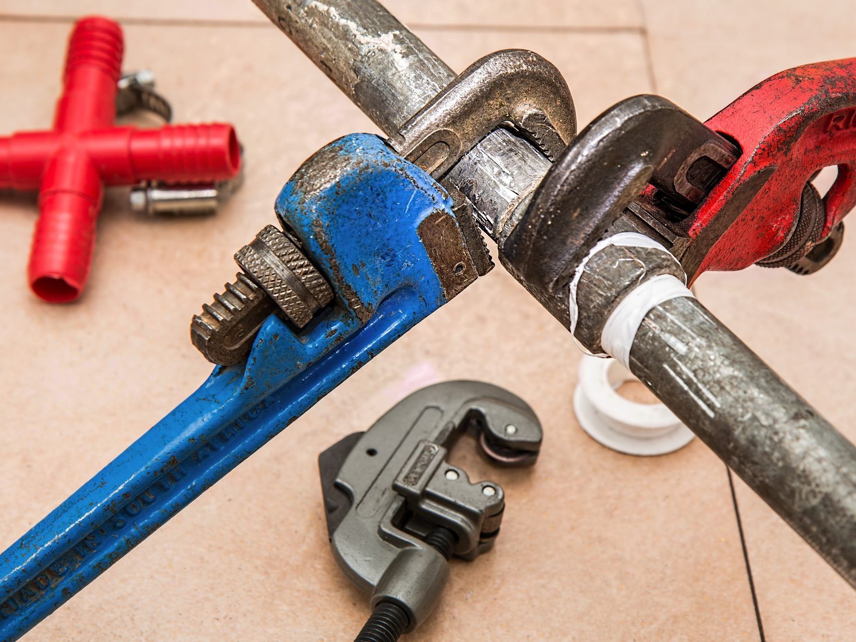 Die Männer sollen für Arbeiten kassiert haben, die sie nicht gemacht haben. Die Männer sollen für Arbeiten kassiert haben, die sie nicht gemacht haben.