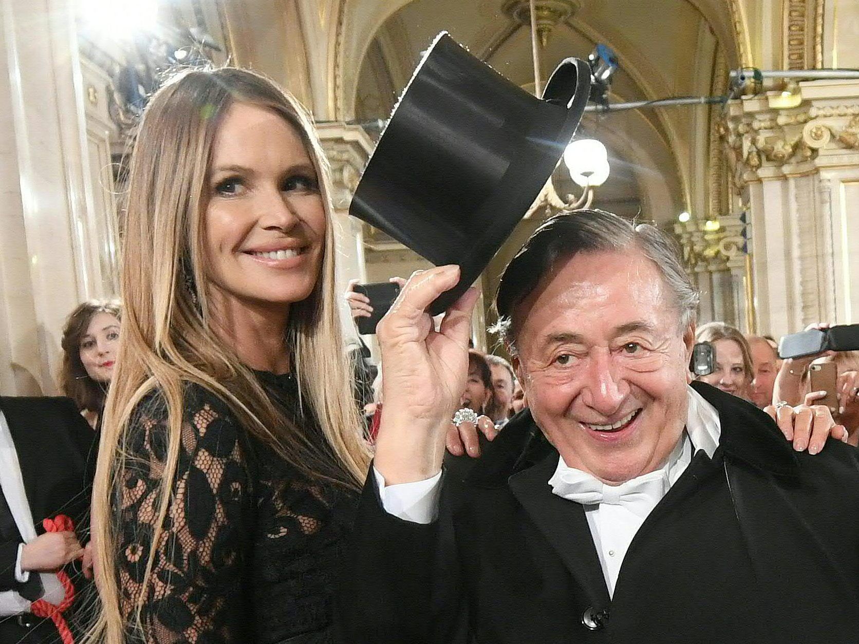 Richard Lugner hatte mit Elle Mcpherson einen angenehmen Gast gefunden. Richard Lugner hatte mit Elle Mcpherson einen angenehmen Gast gefunden.
