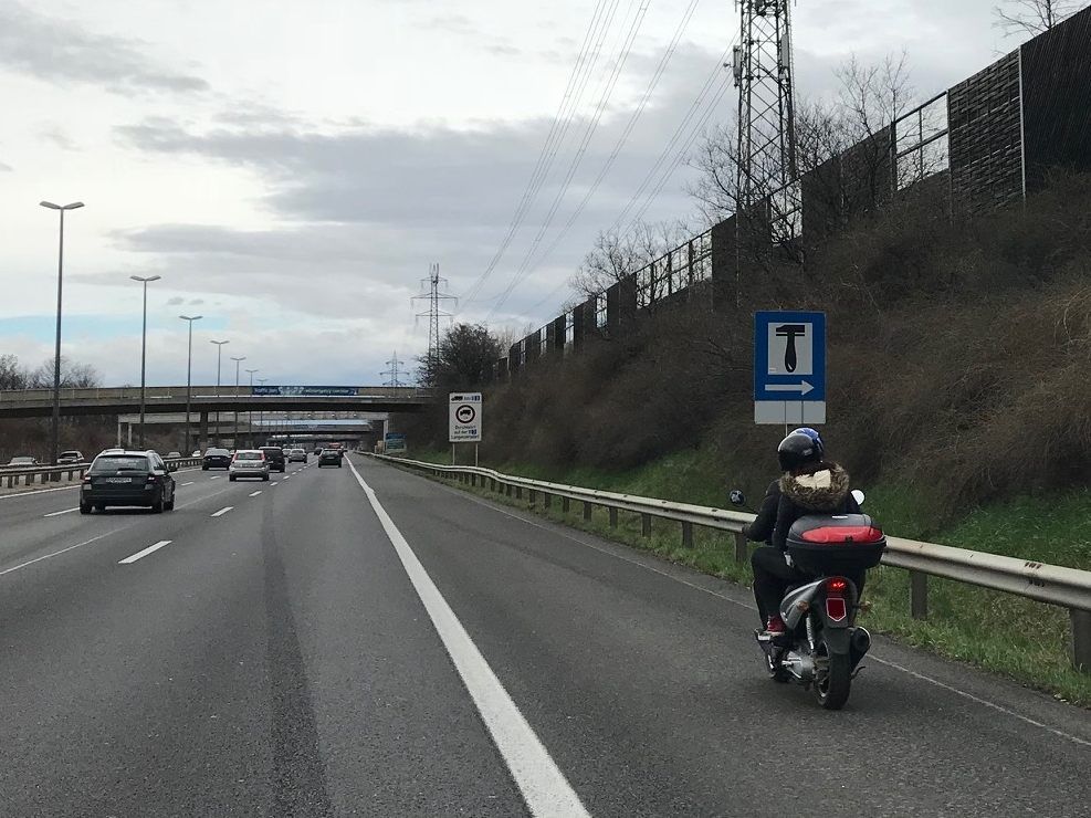 Der Mopedfahrer wurden am Pannenstreifen bis zur nächsten Ausfahrt begleitet.