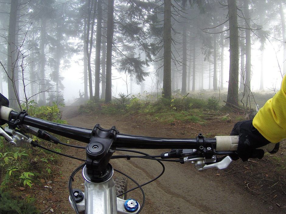 Die Frau erlitt bei dem Sturz mit dem Mountainbike einen offenen Bruch. Die Frau erlitt bei dem Sturz mit dem Mountainbike einen offenen Bruch.