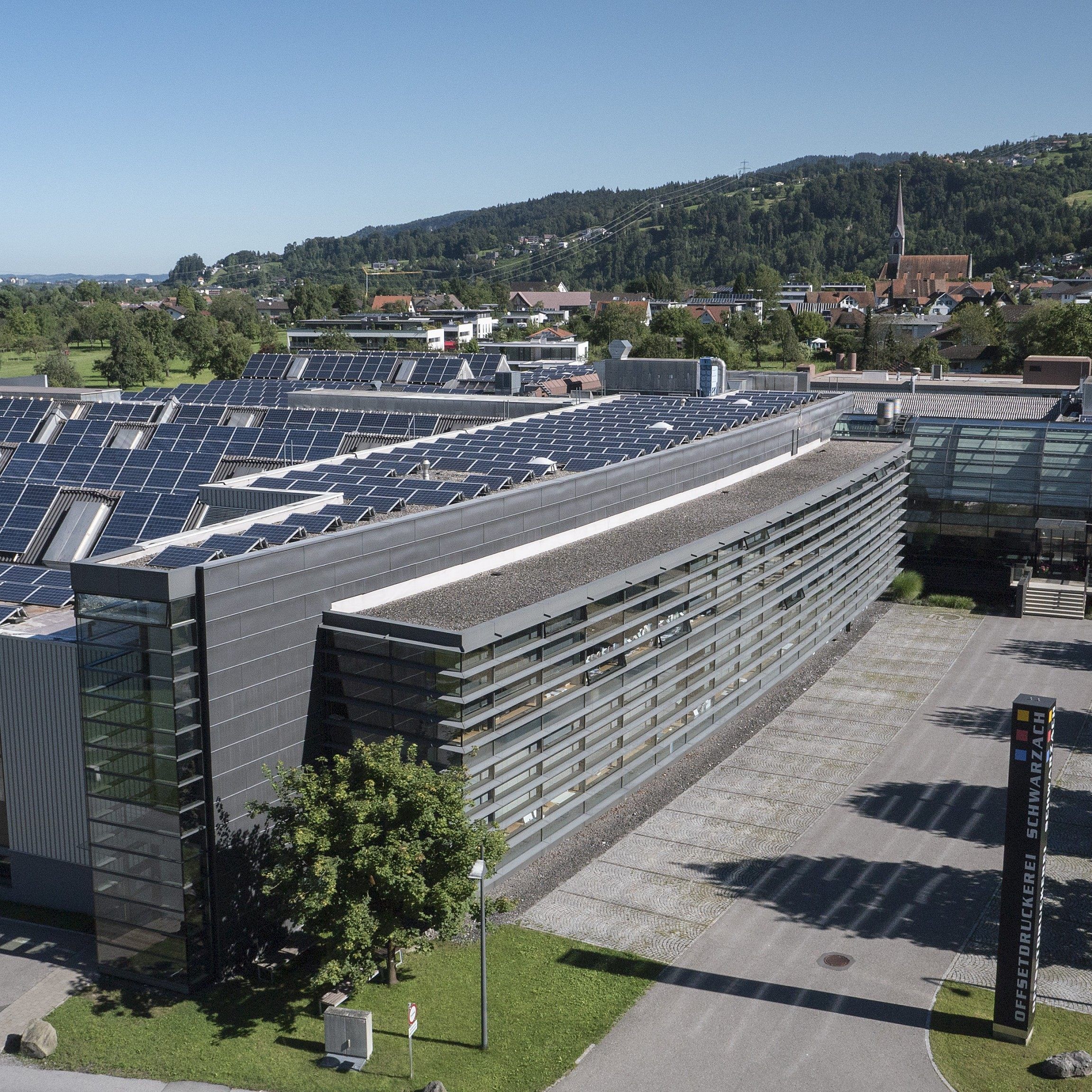 Die Fläche der Solarmodule der Offsetdruckerei Schwarzach beträgt nach der zweiten Ausbaustufe 3.300 m².