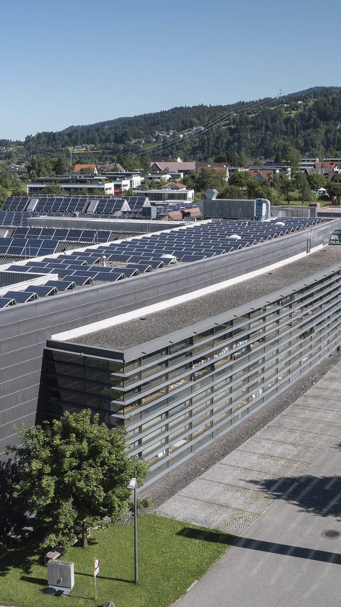 Die Fläche der Solarmodule der Offsetdruckerei Schwarzach beträgt nach der zweiten Ausbaustufe 3.300 m².