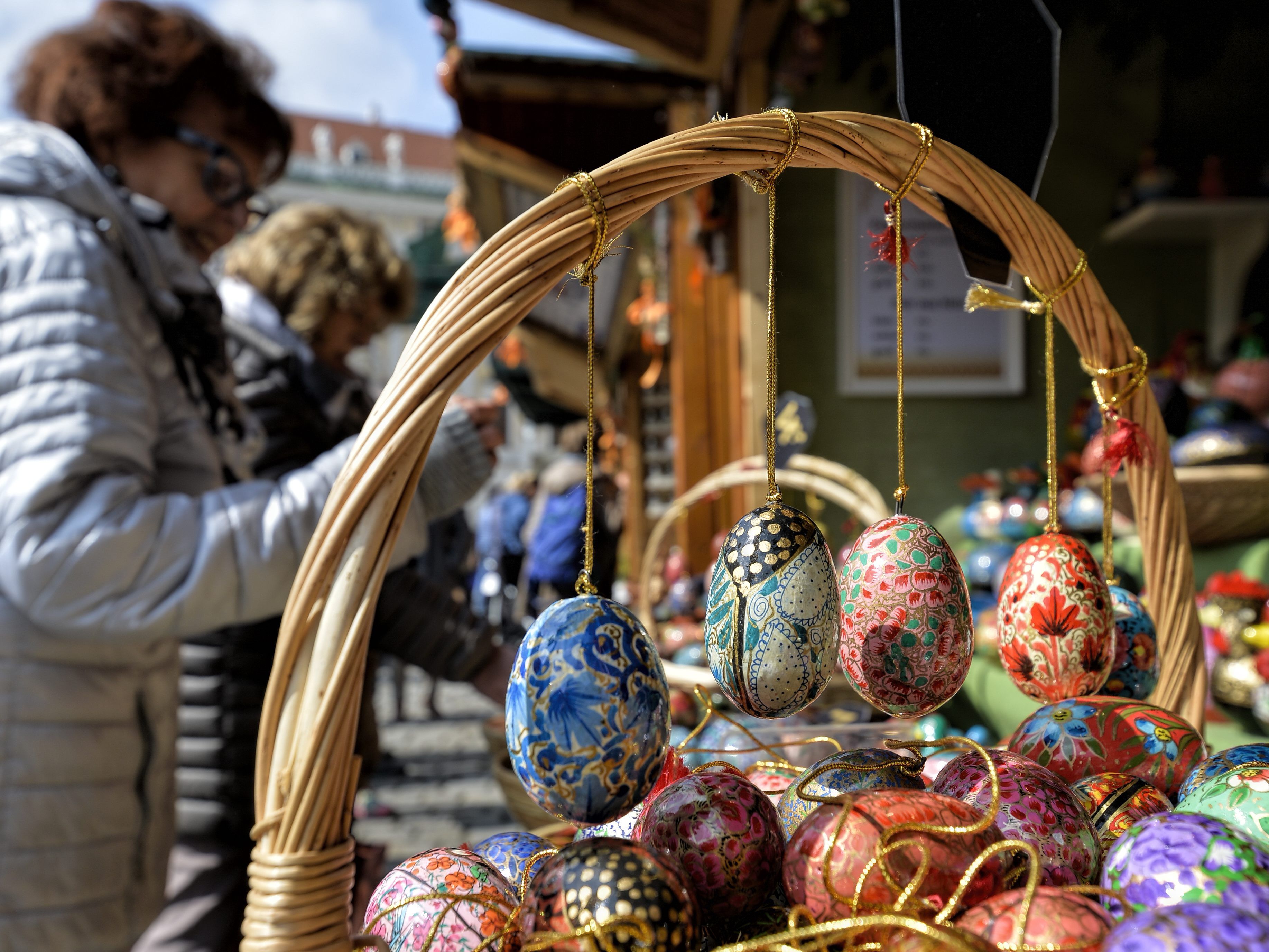 Zahlreiche Standler bieten beim Ostermarkt Am Hof ihre Waren an. Zahlreiche Standler bieten beim Ostermarkt Am Hof ihre Waren an.
