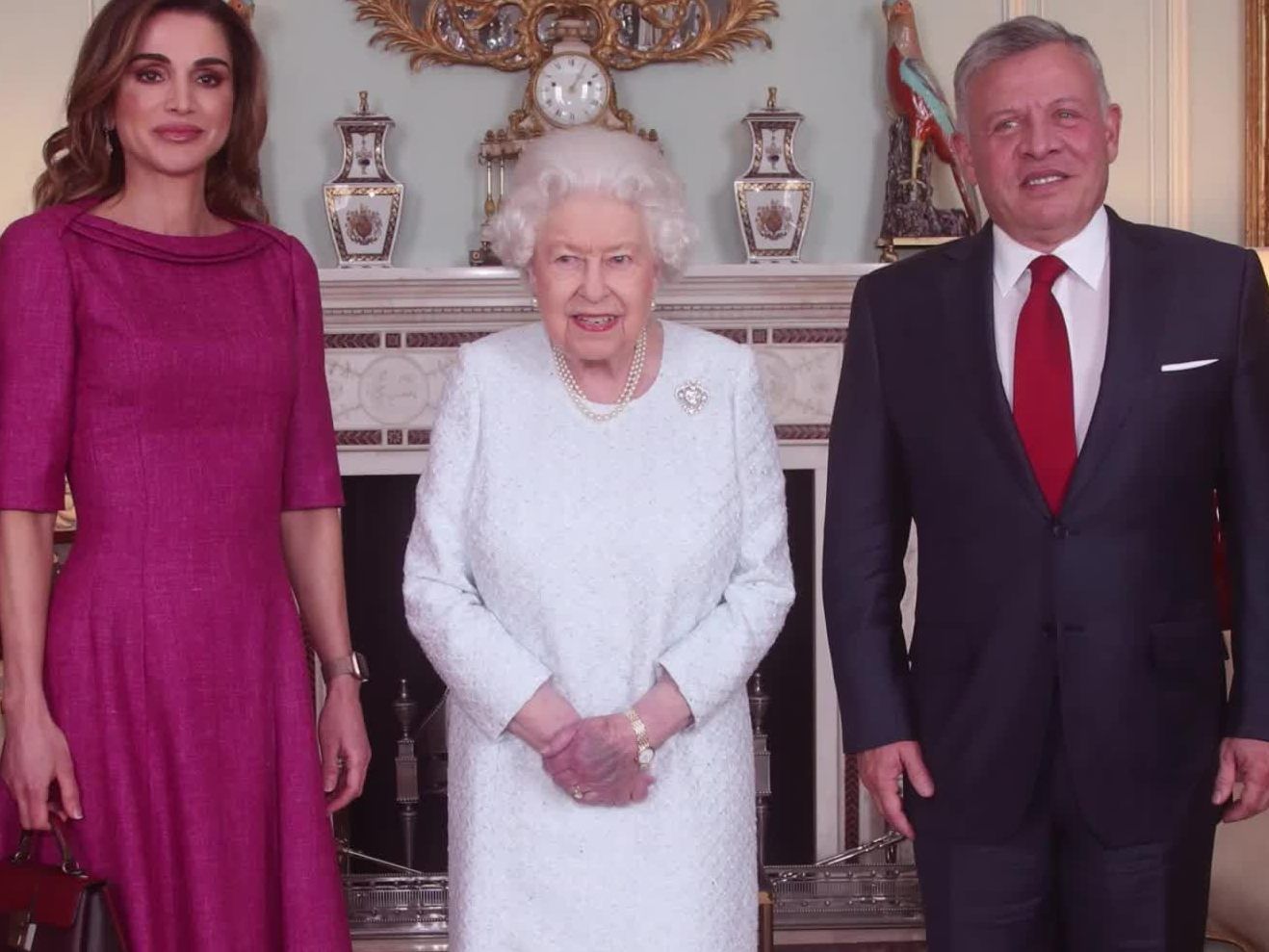 Die blaue Hand der Queen bereitet Twitter-Usern derzeit Sorgen. Die blaue Hand der Queen bereitet Twitter-Usern derzeit Sorgen.