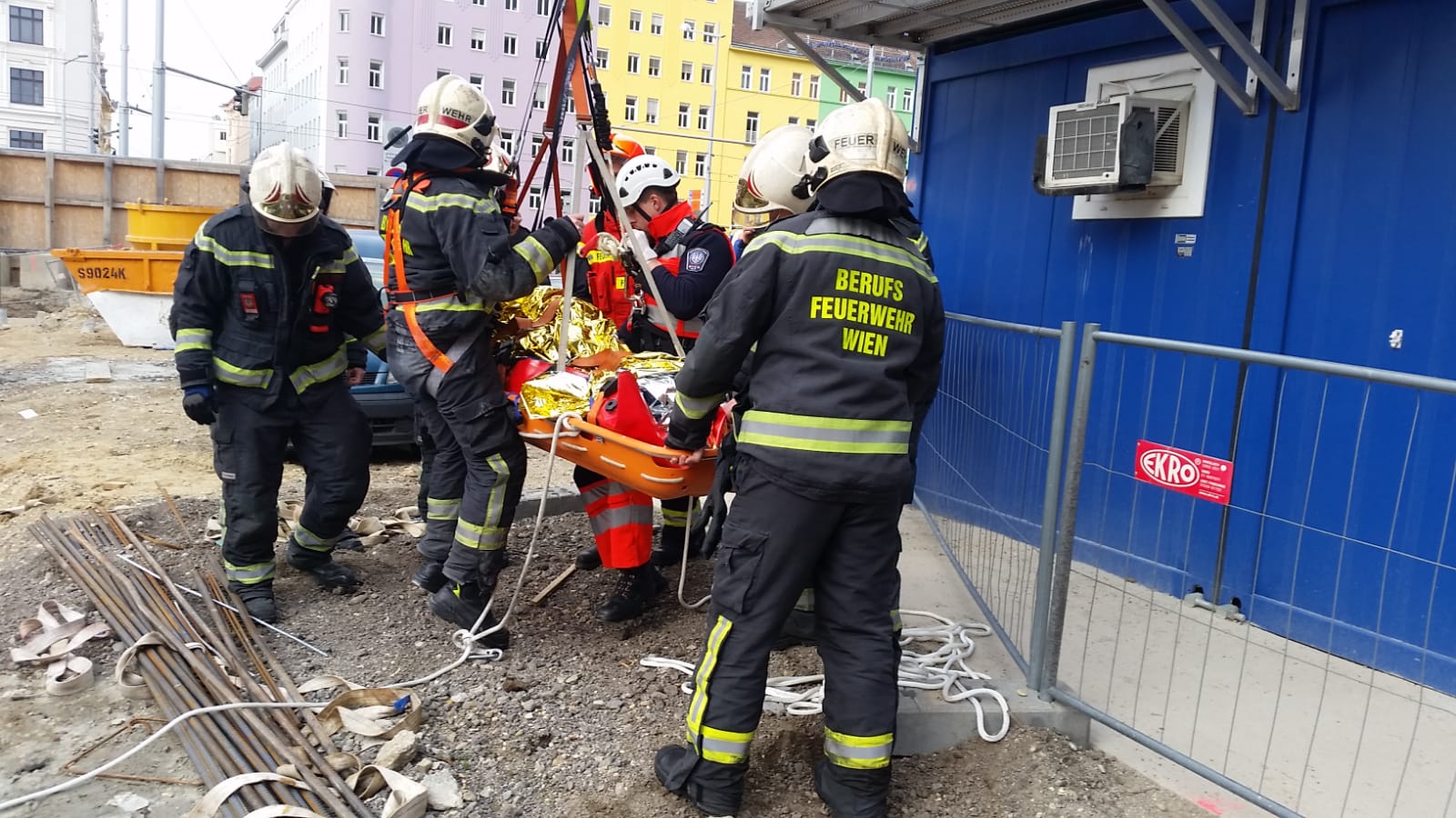 Der Mann wurde in ein Krankenhaus gebracht. Der Mann wurde in ein Krankenhaus gebracht.