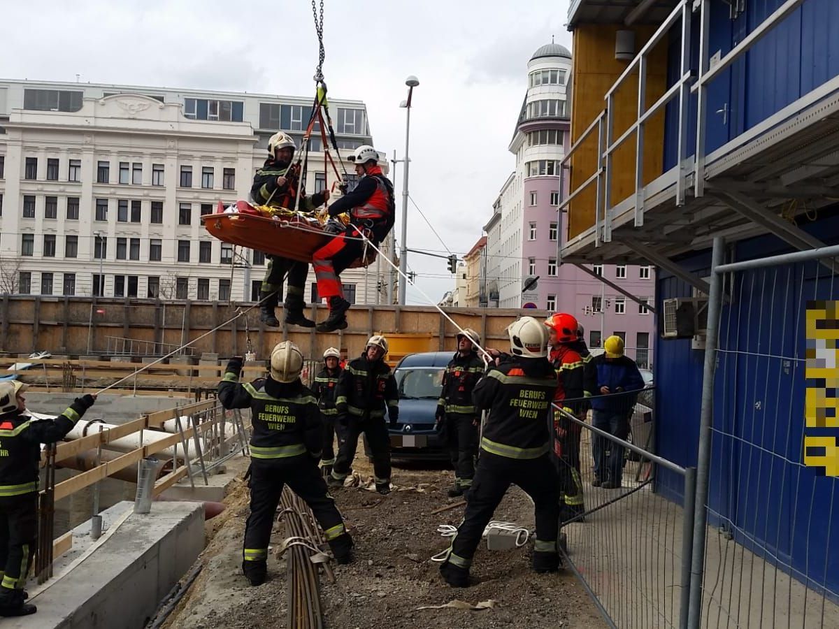 Die Berufsfeuerwehr musste den Verletzten auf der Baustelle bergen. Die Berufsfeuerwehr musste den Verletzten auf der Baustelle bergen.