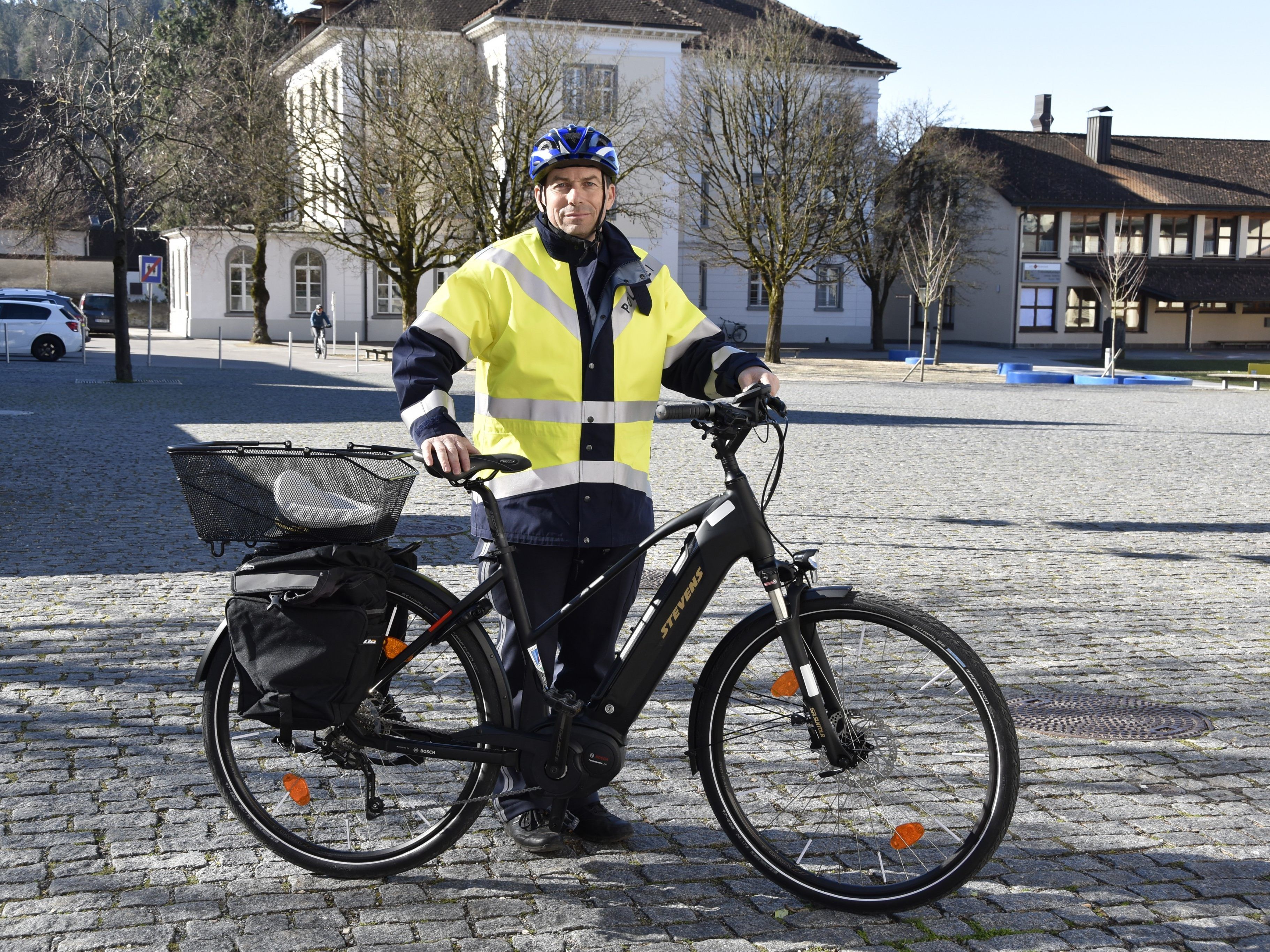 Polizist Roland Martin mit seinem neuen E-Bike