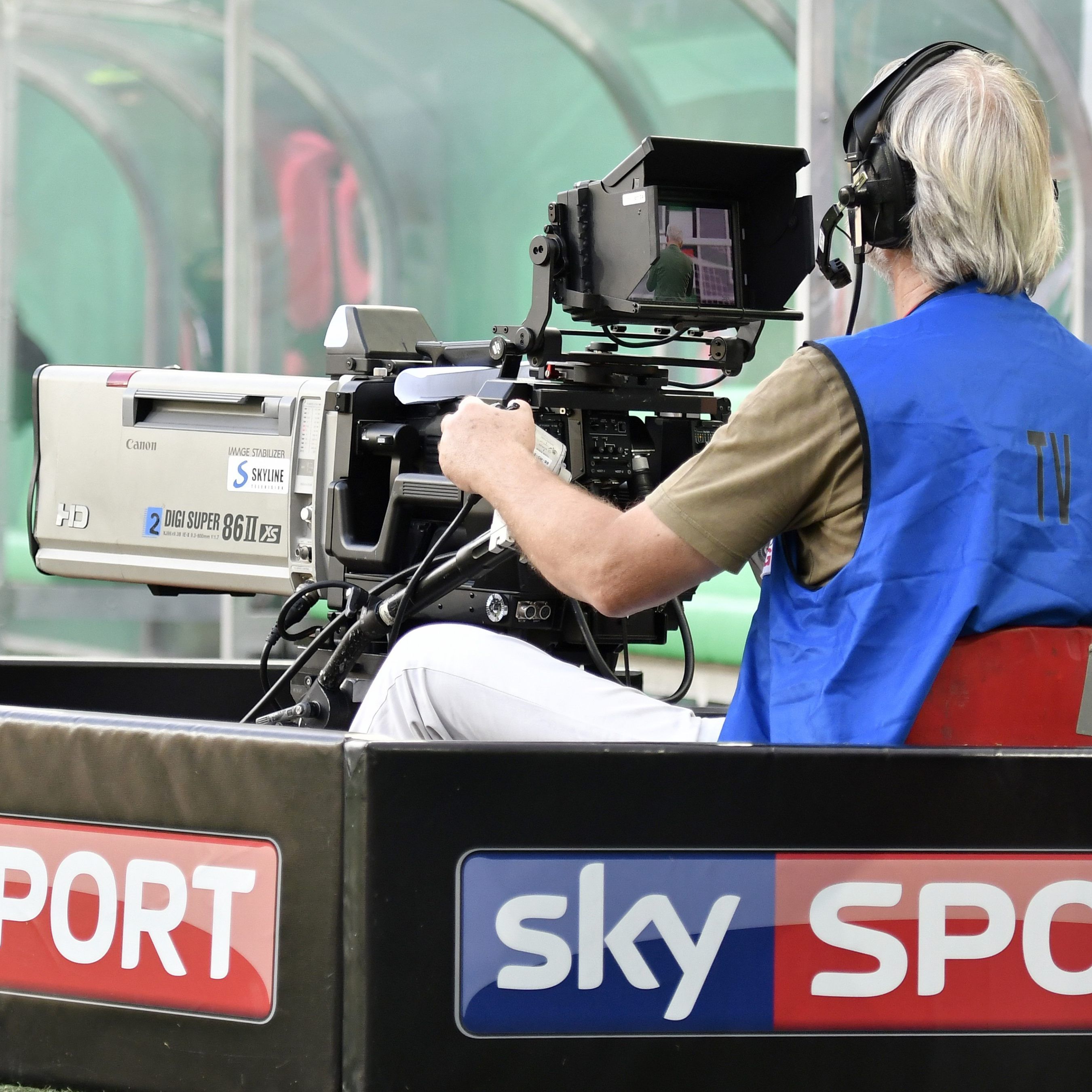 Die Fußball-Bundesliga kann man nur auf dem Bezahlsender Sky sehen.
