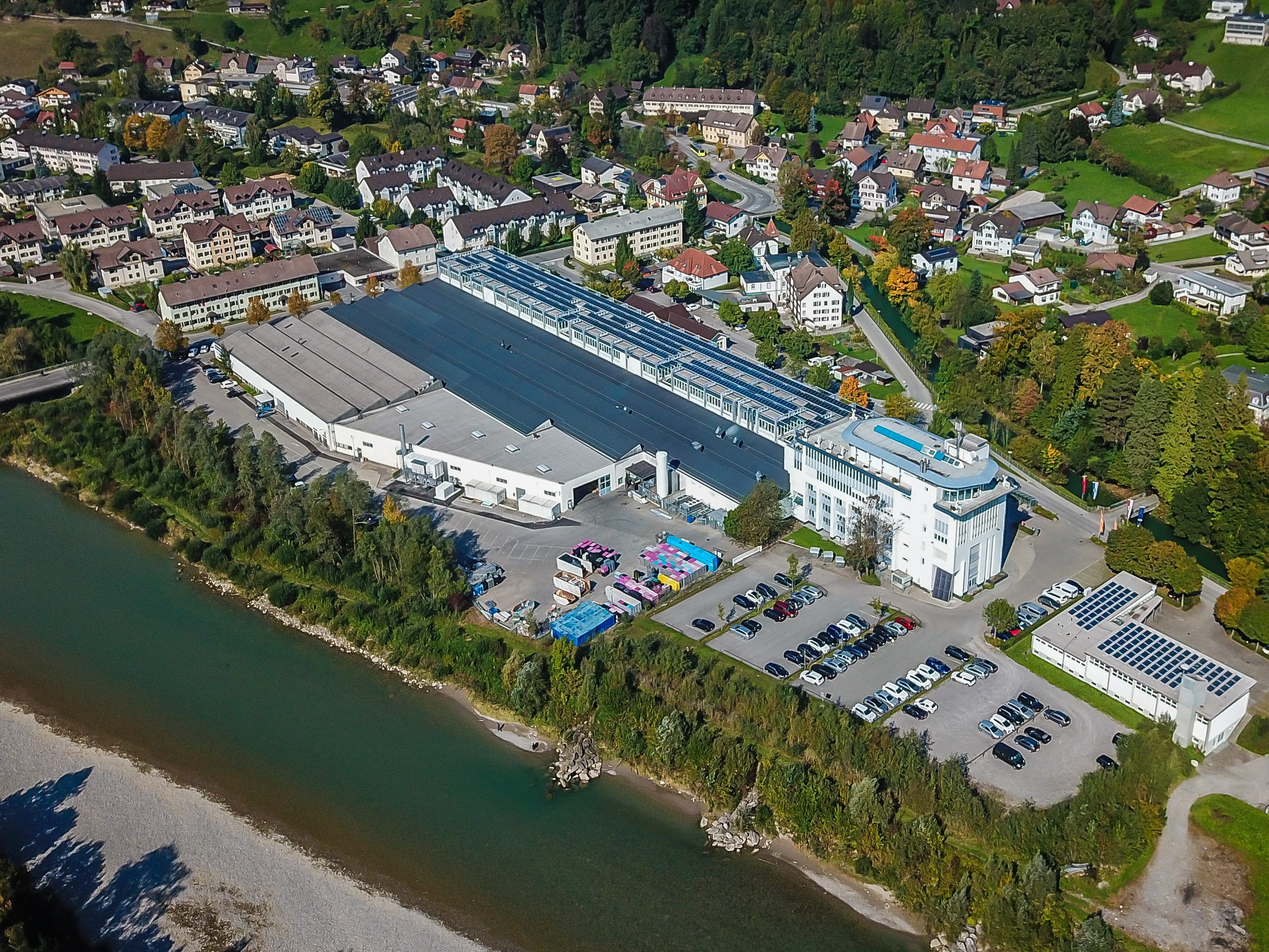 Faurecia Angell-Demmel in Kennelbach erweitert den Standort. Faurecia Angell-Demmel in Kennelbach erweitert den Standort.