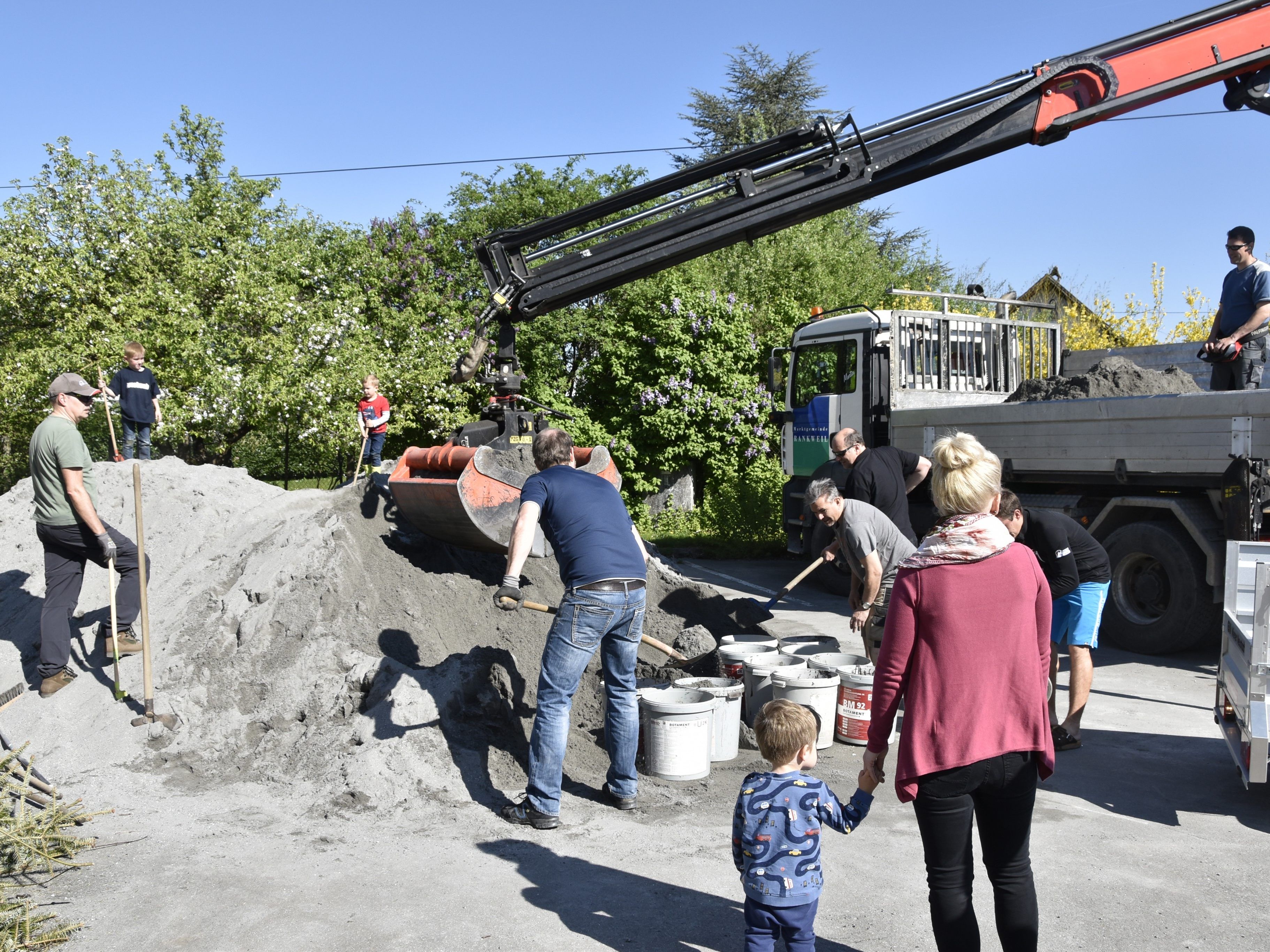Über 50 Familien holten sich eine kostenlose Ladung Sand ab .