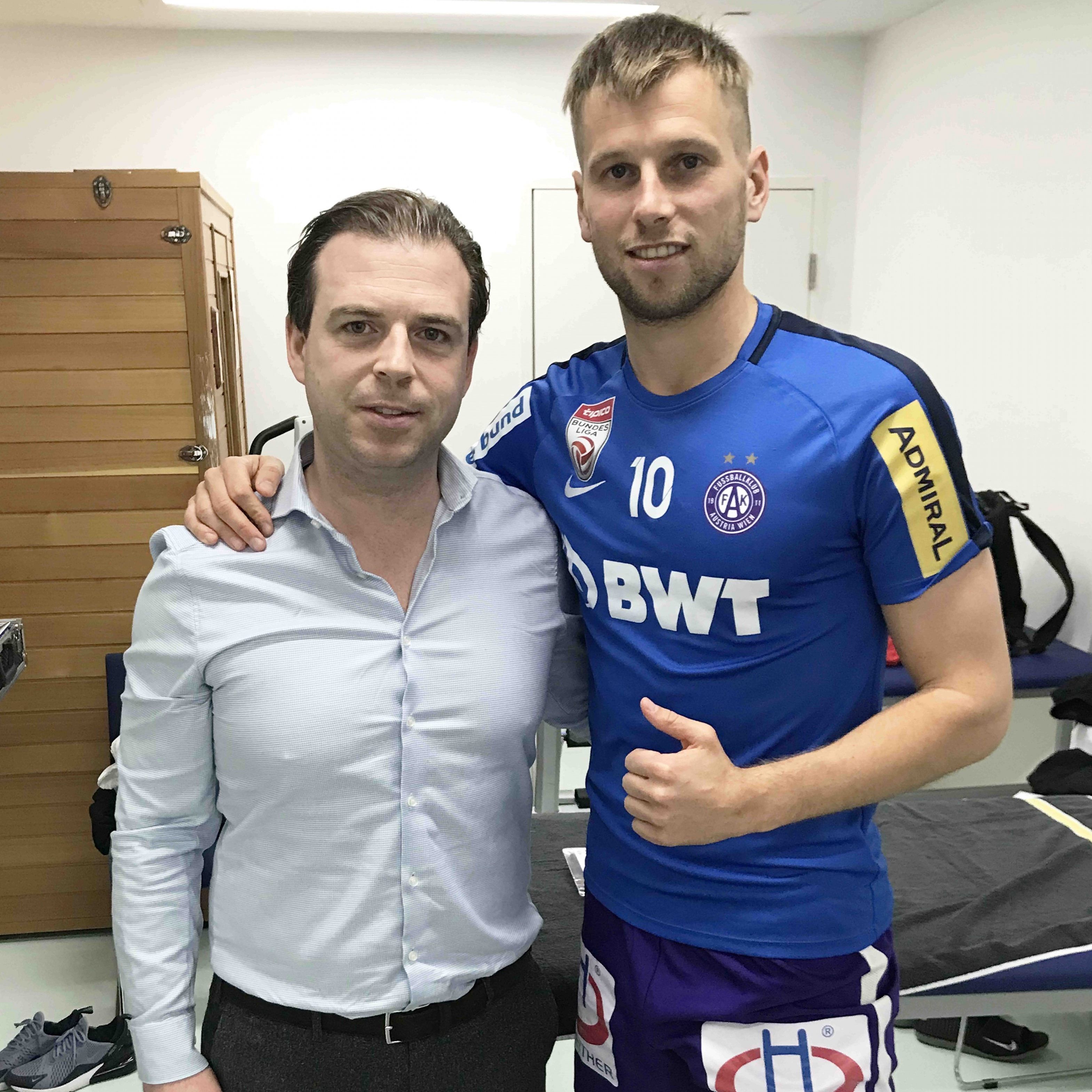 Dr. Markus Hofbauer mit Austria-Spieler Alexander Grünwald.