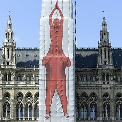 Im Zuge einer Generalsanierung wurde der Hauptturm künstlerisch verhüllt