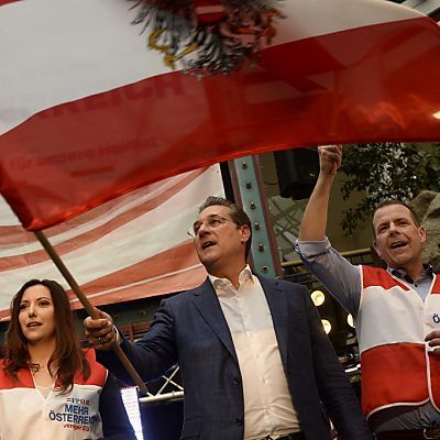 Parteichef und Spitzenkandidat schwenken Fahnen