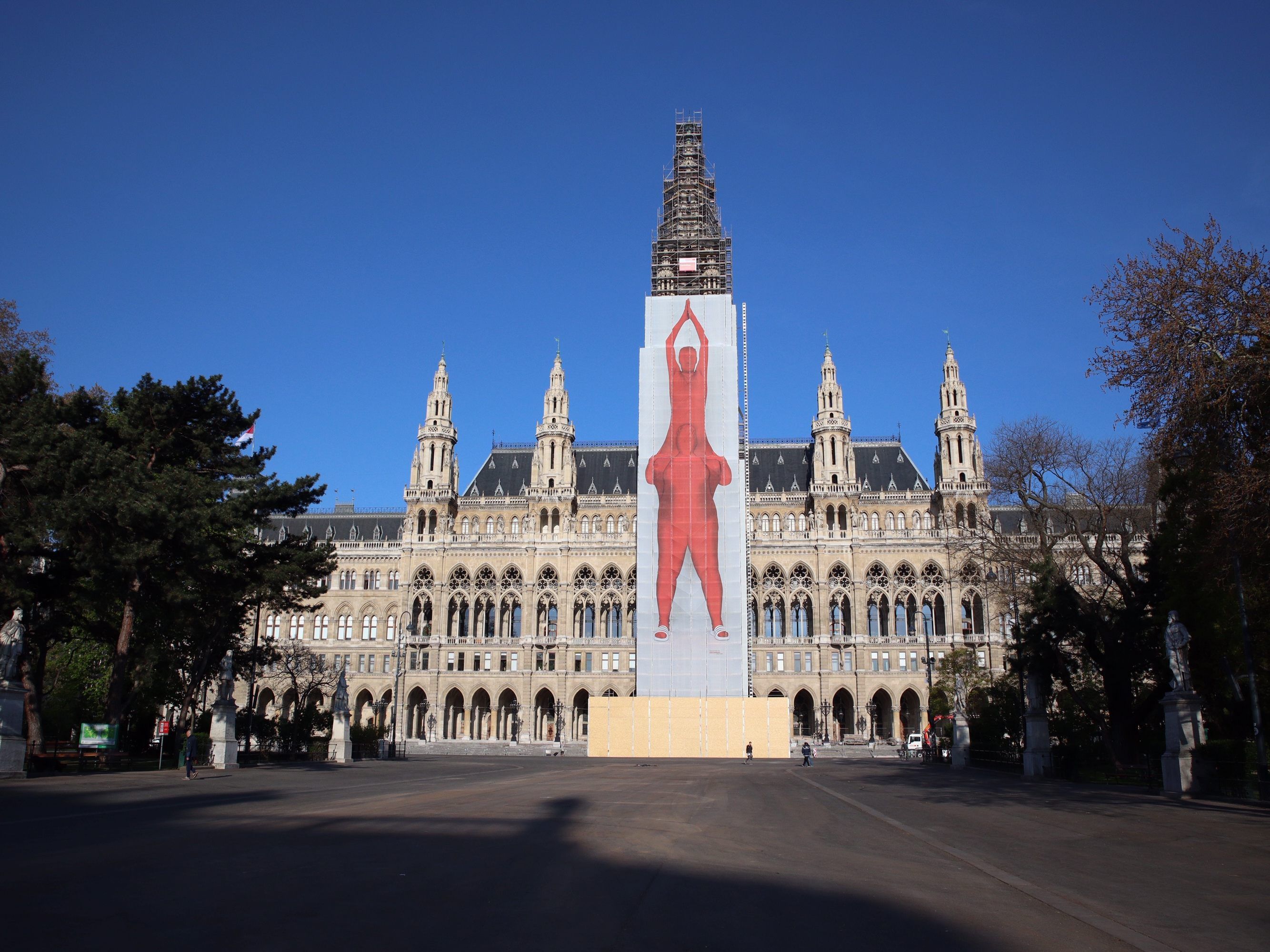 Die Kunstinstallation wird bis Oktober den Wiener Rathausturm verhüllen. Die Kunstinstallation wird bis Oktober den Wiener Rathausturm verhüllen.