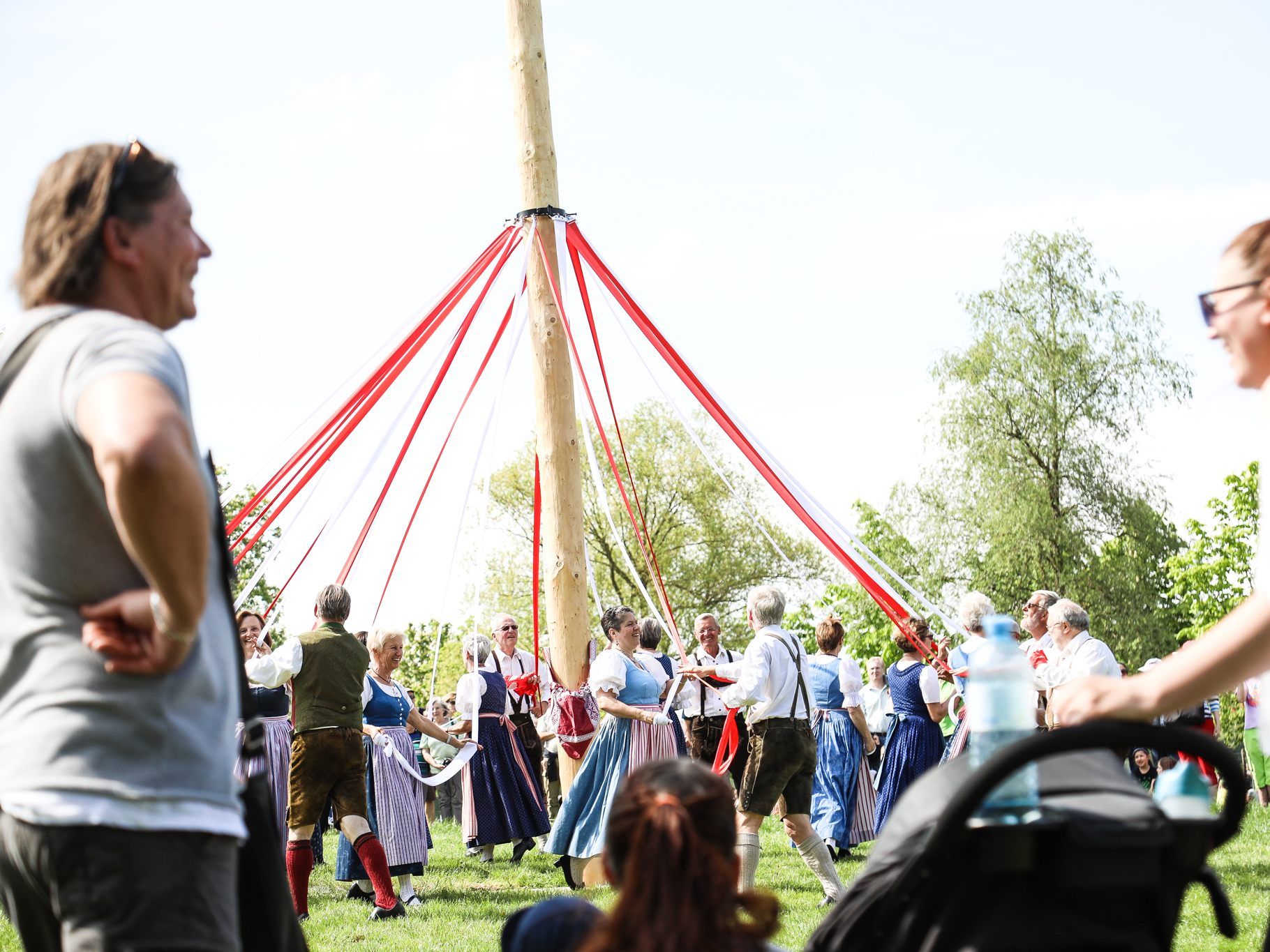 Beim Frühlingsfest wird auch der Maibaum aufgestellt. Beim Frühlingsfest wird auch der Maibaum aufgestellt.