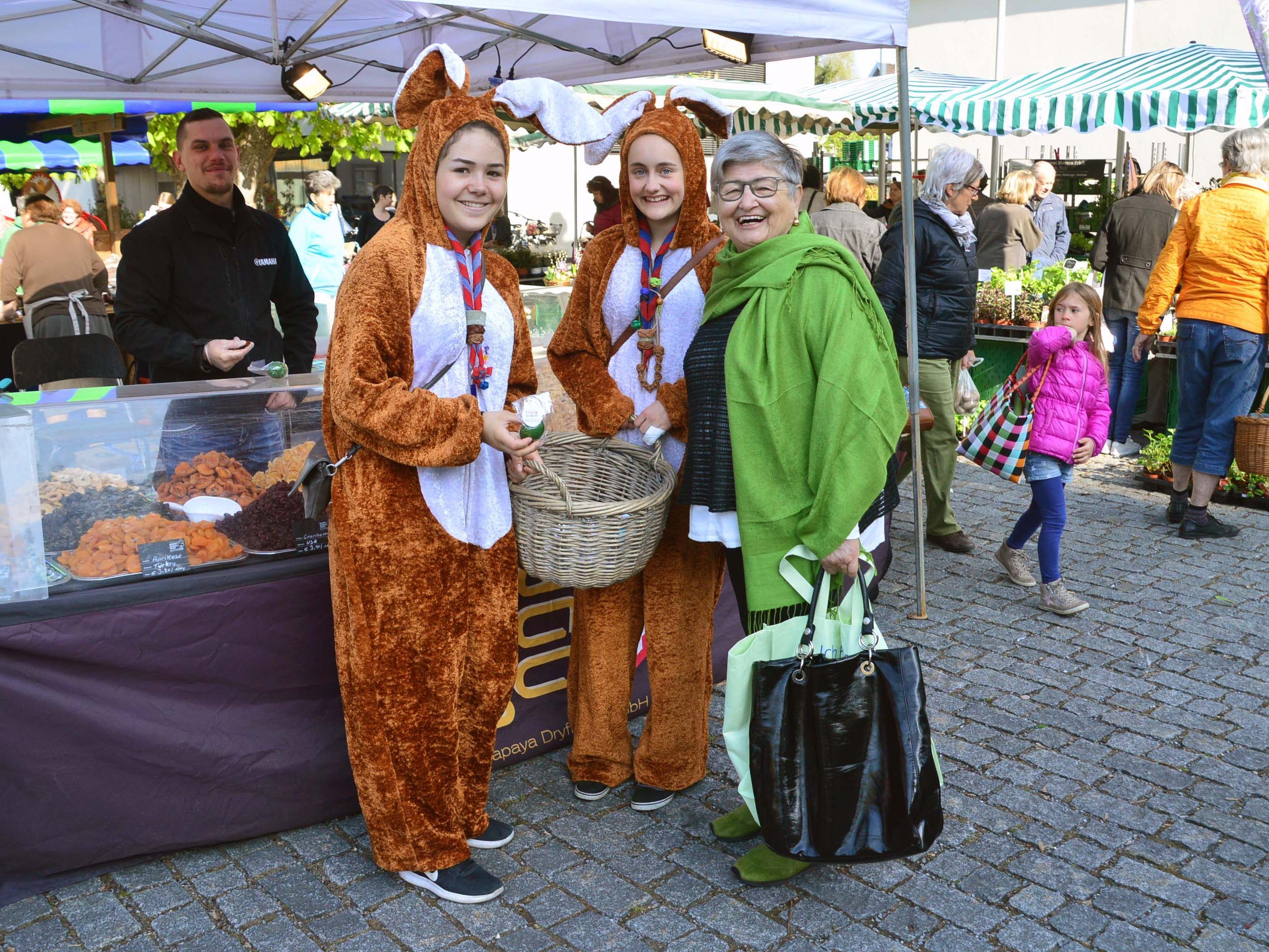 Besucherinnen und Besucher erhalten beim Ostermarkt eine kleine Überraschung.