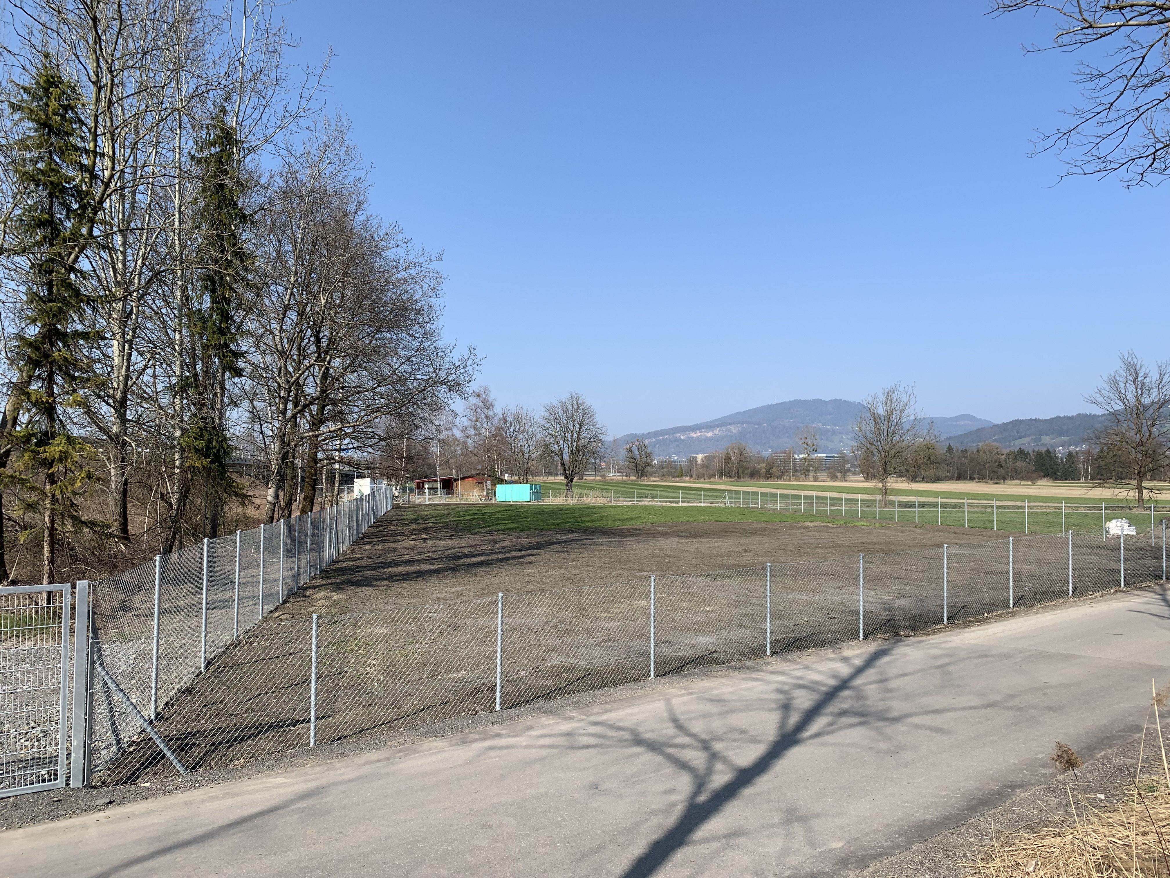 Die Anlage bleibt derzeit allerdings noch gesperrt, bis der Rasen angewachsen und benutzbar ist.