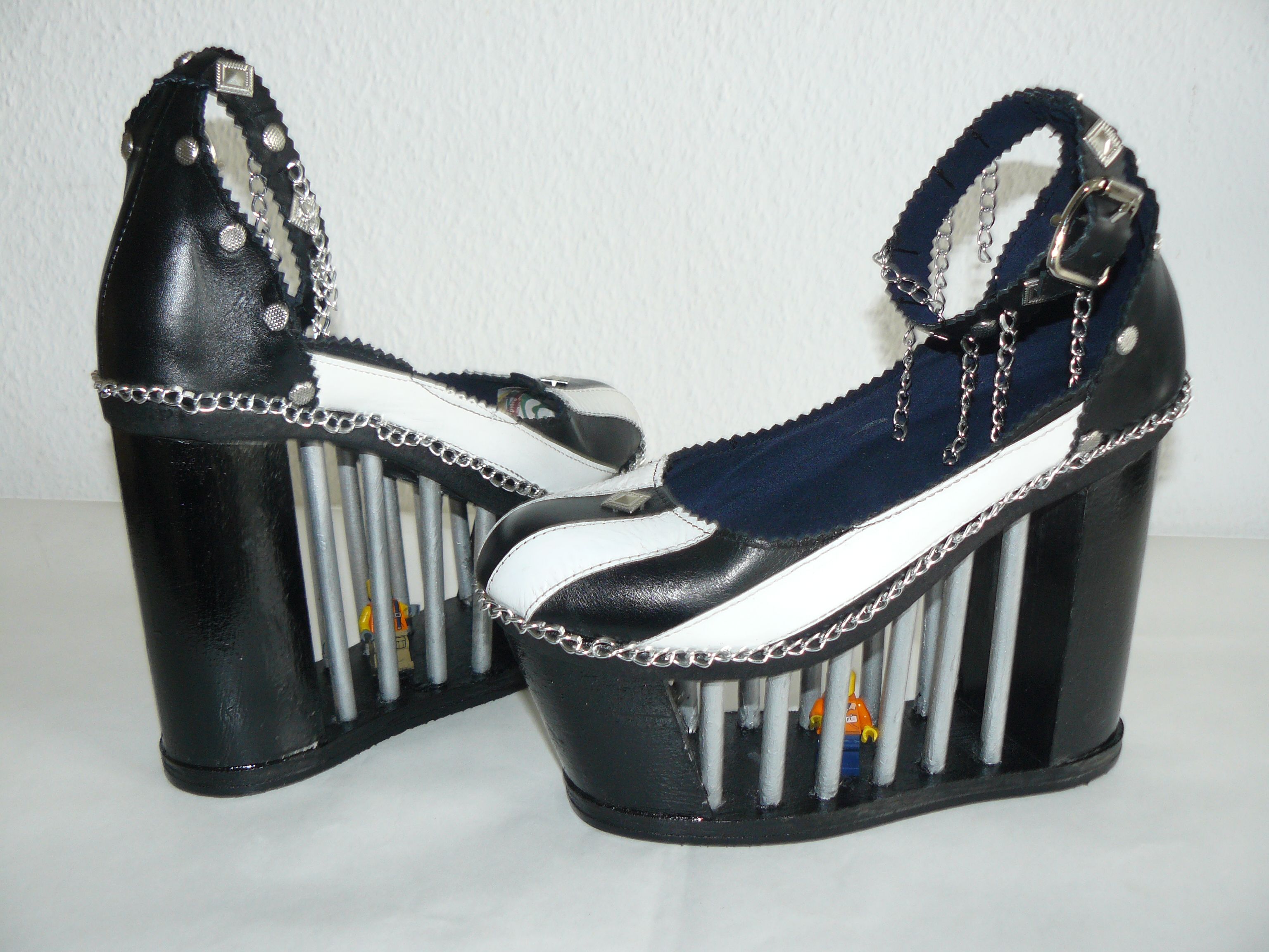 Der Gefängnisschuh zeugt aus dem Leben des Häftlings. Der Gefängnisschuh zeugt aus dem Leben des Häftlings.