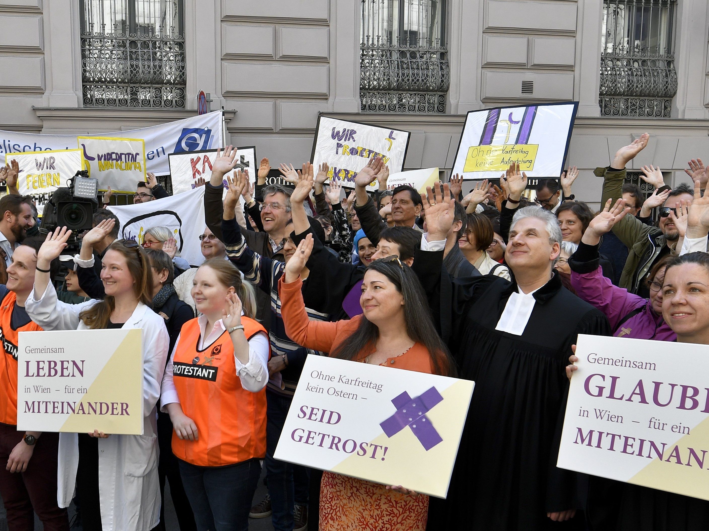 Die Kirchen protestierten gegen die Karfreitags-Regelung. Die Kirchen protestierten gegen die Karfreitags-Regelung.