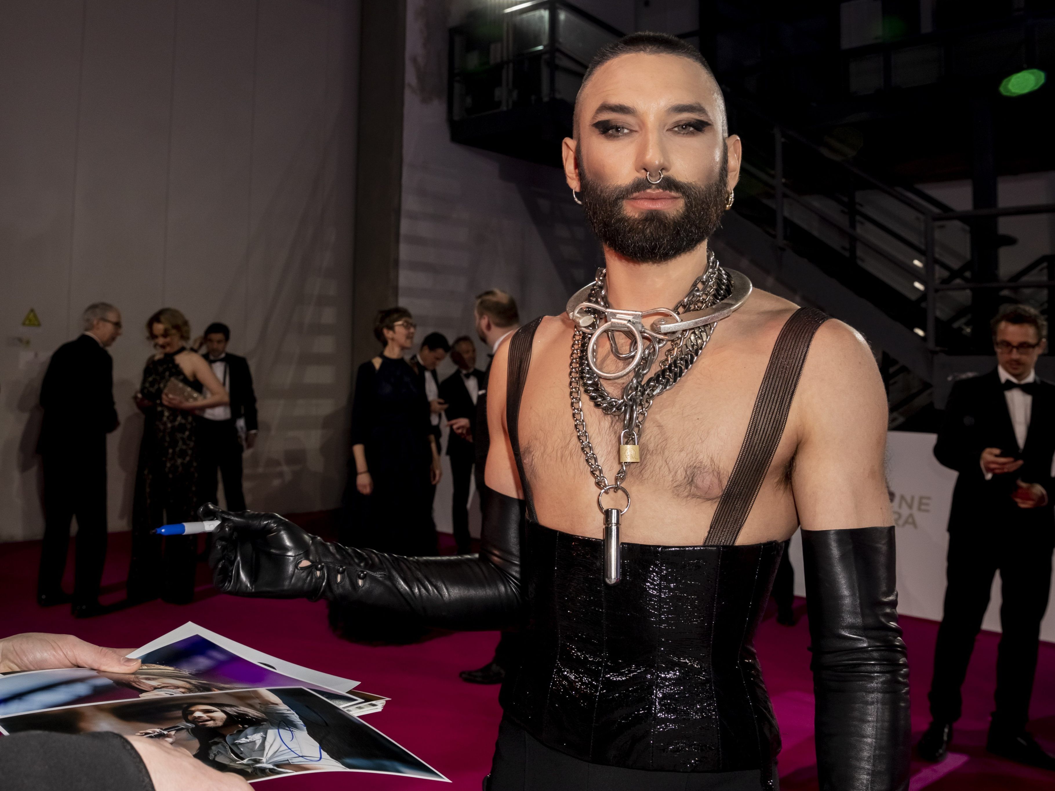 Conchita wird Mans Zelmerlöws "Heroes" singen. Conchita wird Mans Zelmerlöws "Heroes" singen.