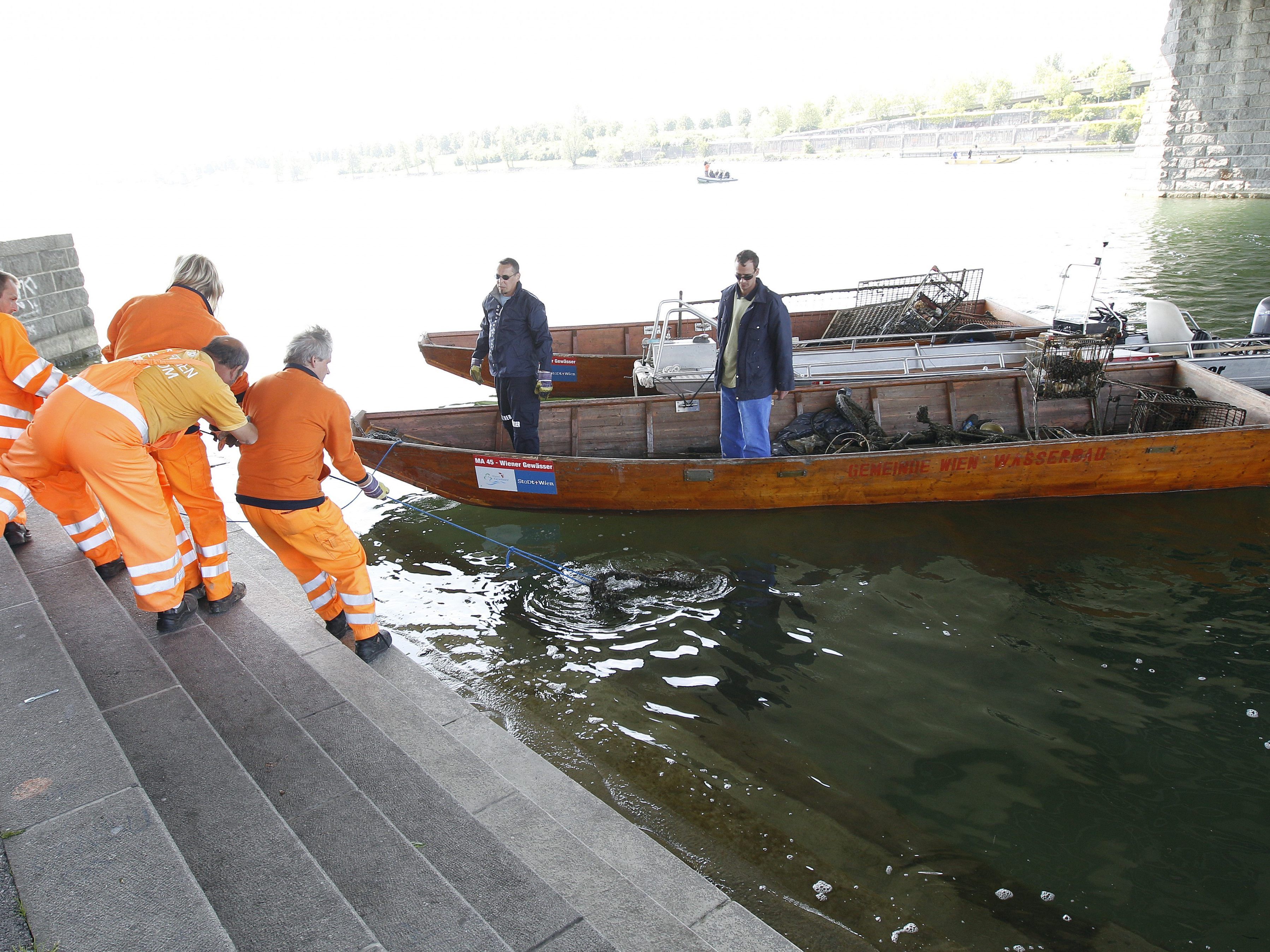 Auch unter Wasser sorgen zahlreiche Taucher für Ordnung.