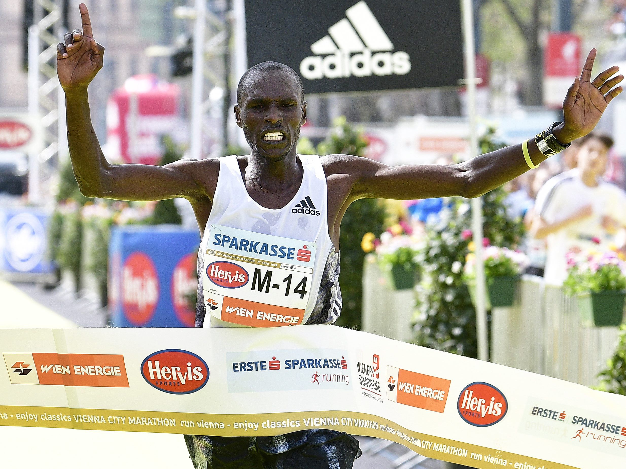 Der Kenianer Vincent Kipchumba gewinnt den Vienna CIty Marathon 2019. Der Kenianer Vincent Kipchumba gewinnt den Vienna CIty Marathon 2019.