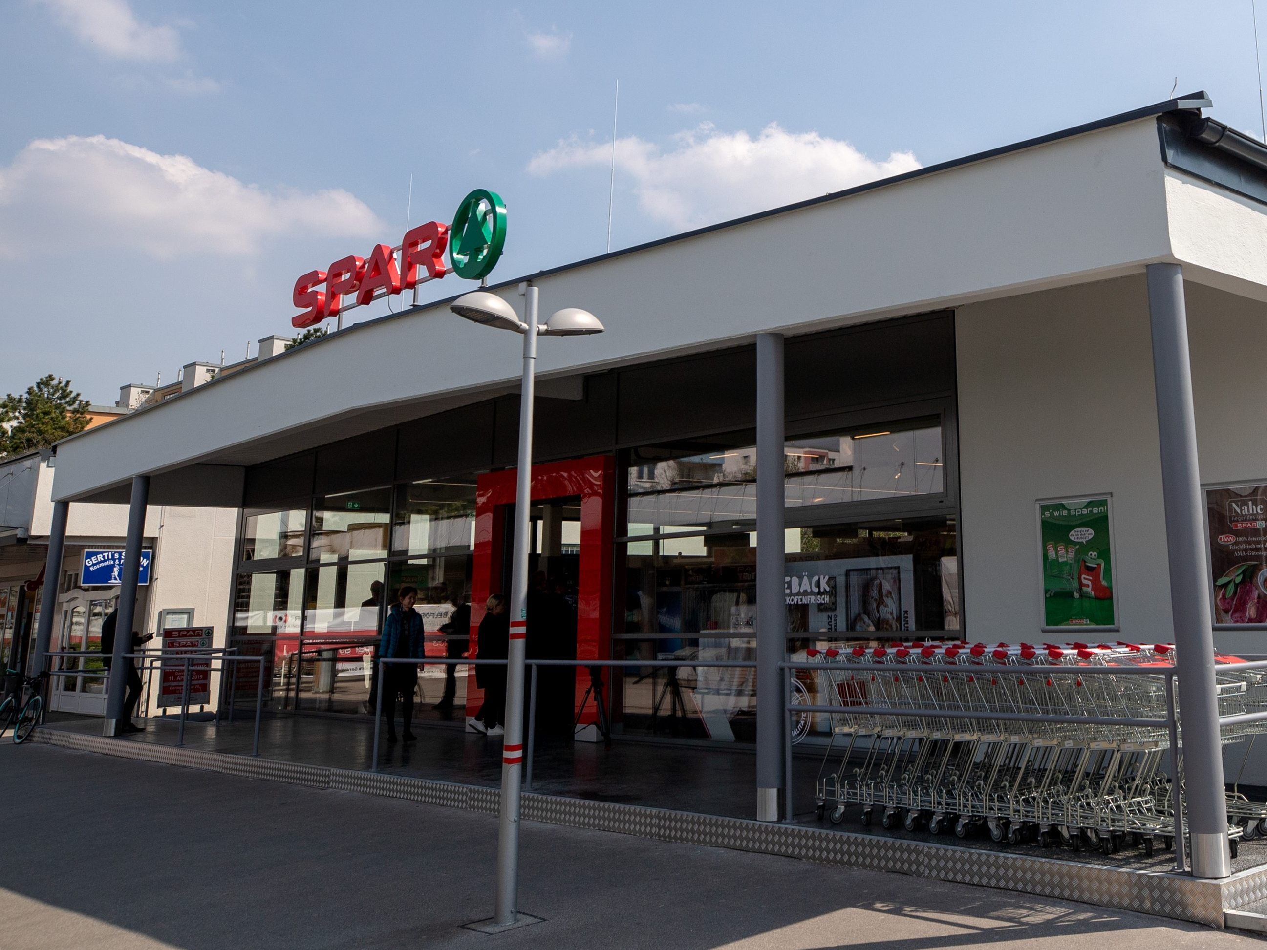 Der neue Markt hat auch Servicedienstleistungen für Senioren im Angebot. Der neue Markt hat auch Servicedienstleistungen für Senioren im Angebot.