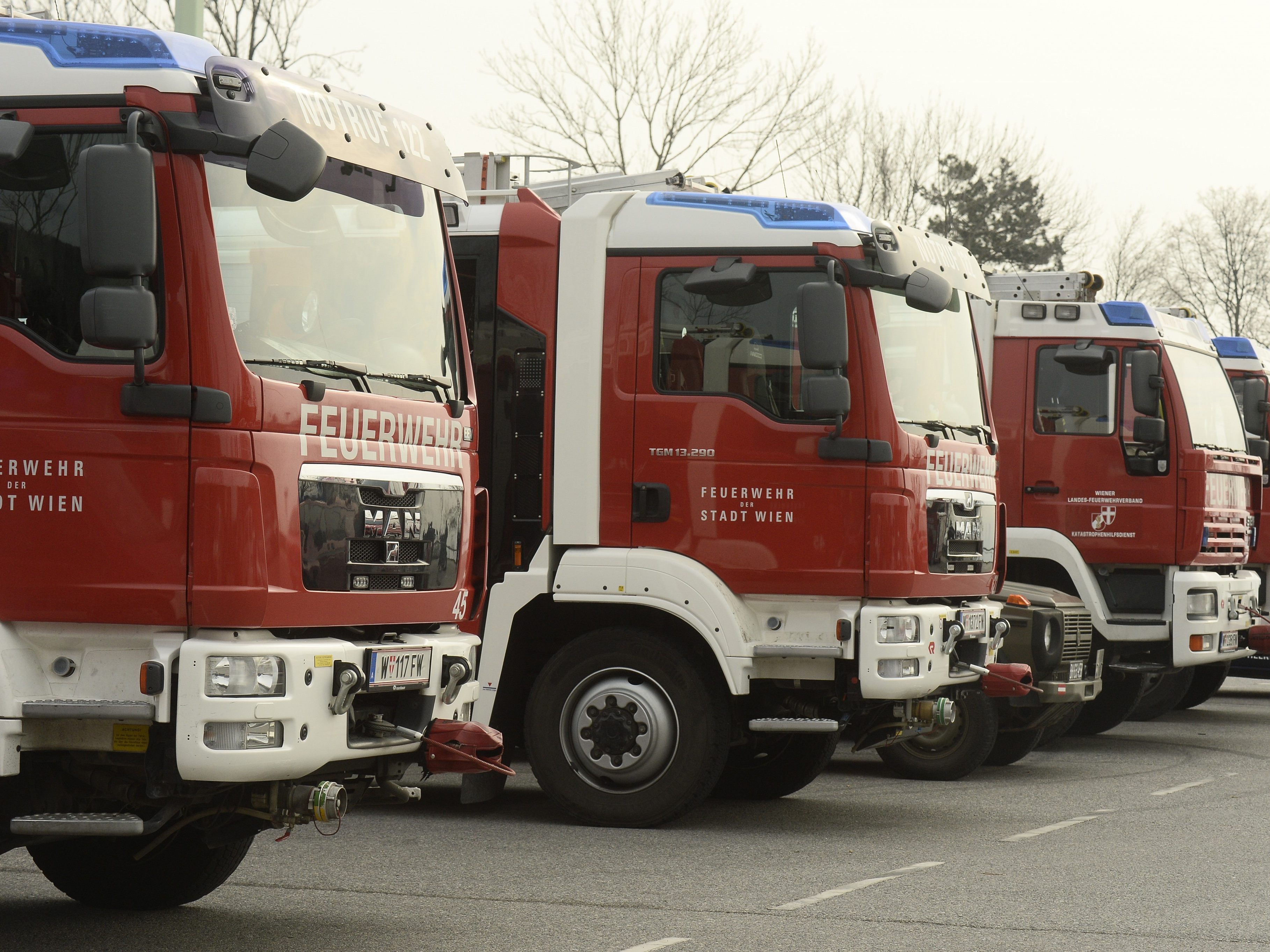 Die Feuerwehr rückte mit etwa 15 Fahrzeugen aus.