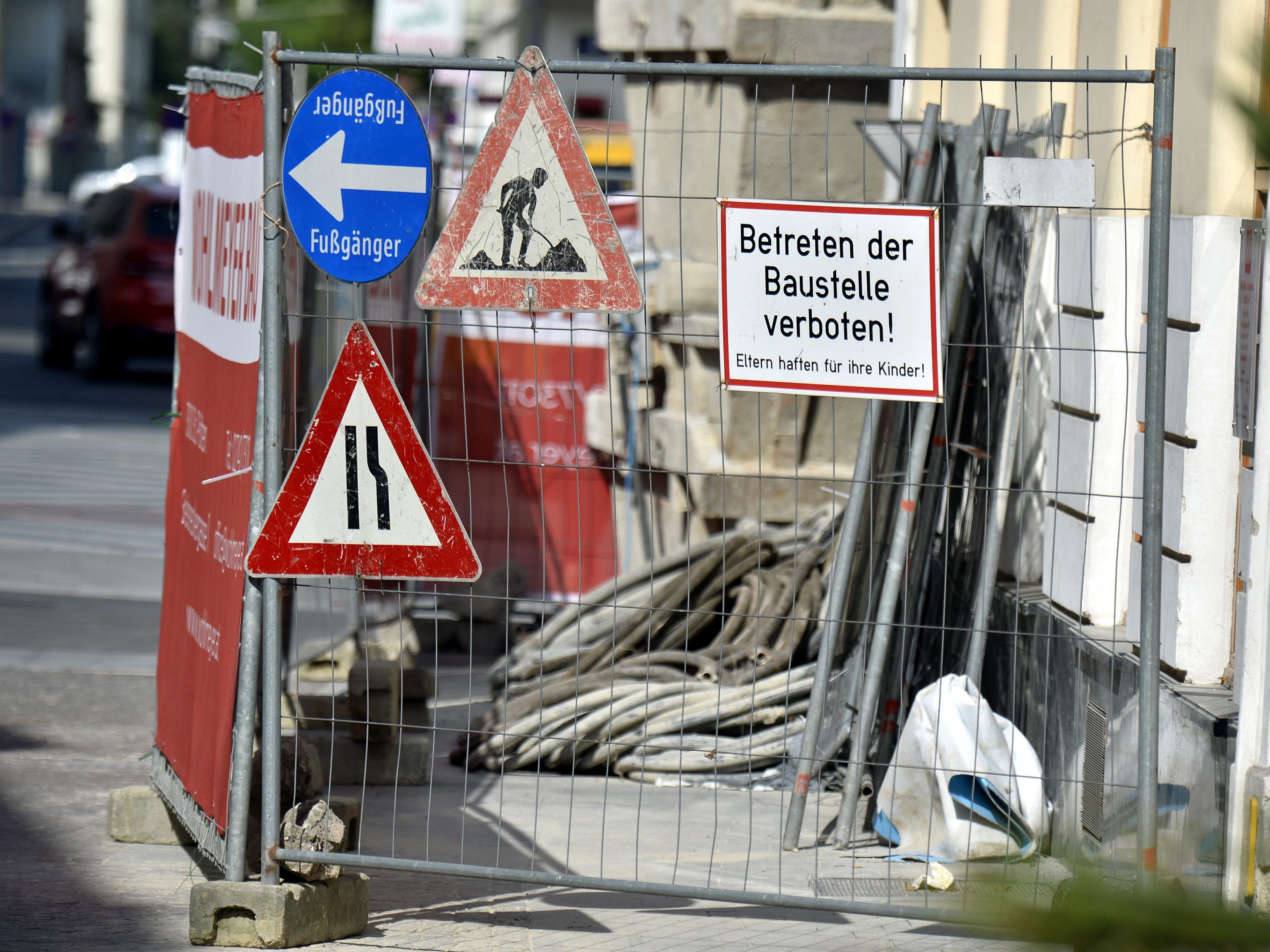 Aufgrund von Zeitschäden muss die Fahrbahn erneuert werden. Aufgrund von Zeitschäden muss die Fahrbahn erneuert werden.