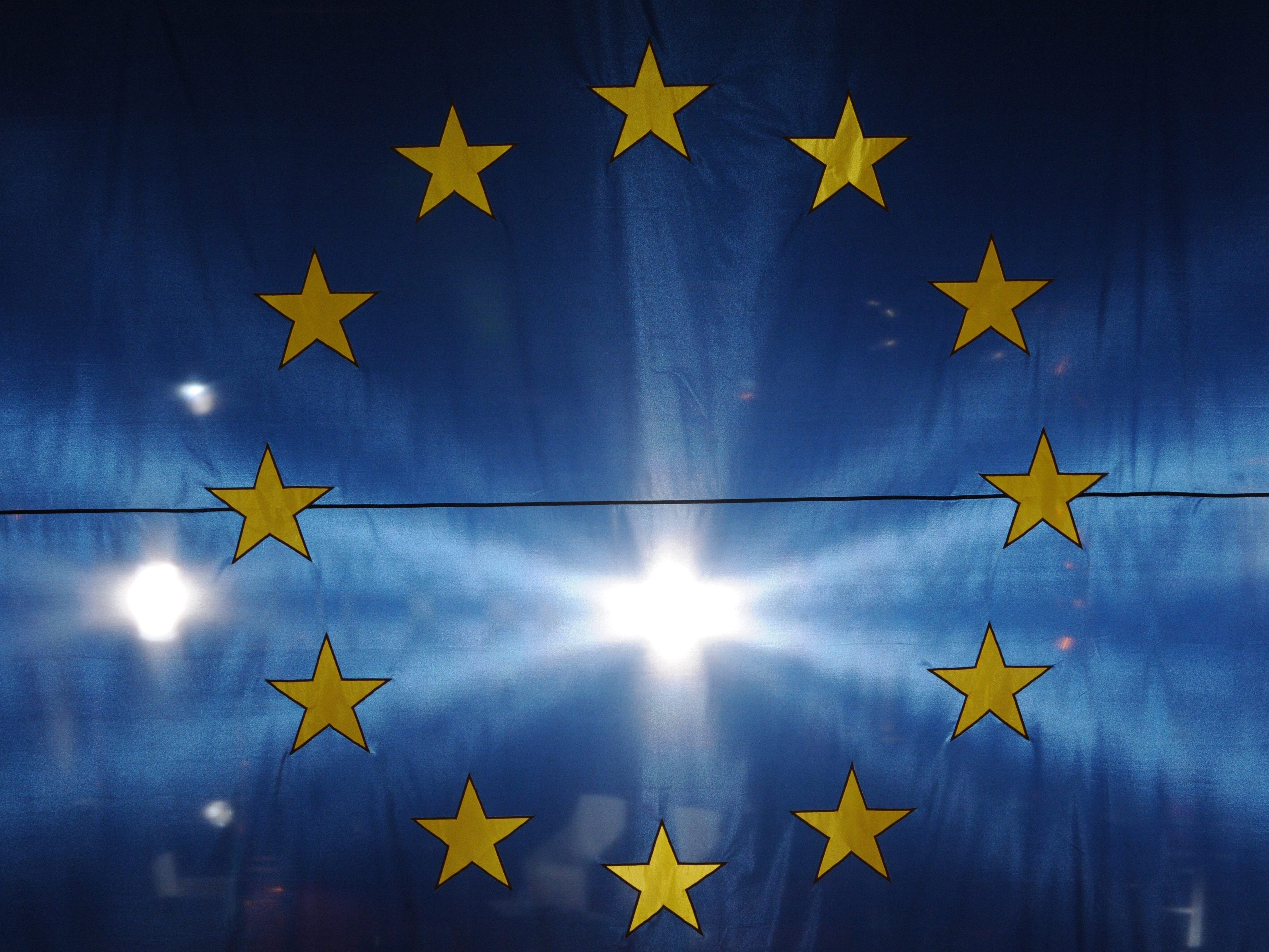 Die Bundeswahlbehörde wartet bis zur Schließung der EU-weit letzten Wahllokale in Italien.