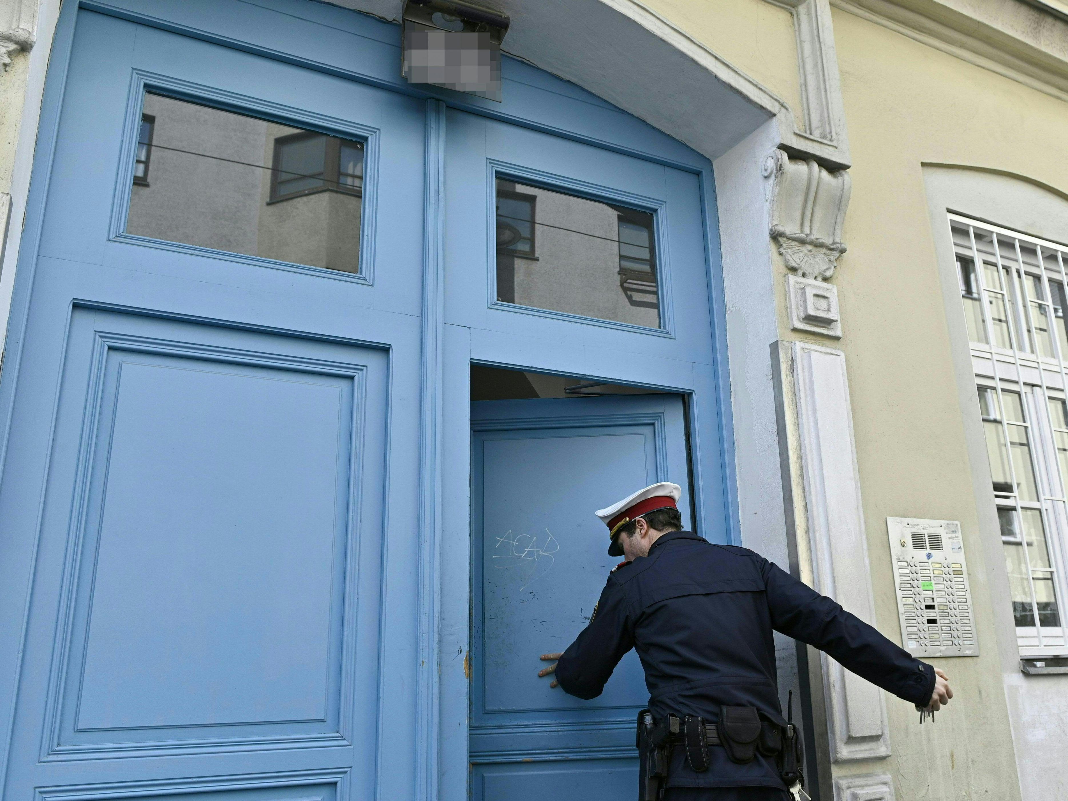 Nach dem Mord an dem Arzt-Sohn in einer Wiener Wohnung, fand sich die Polizei heute am Tatort ein.