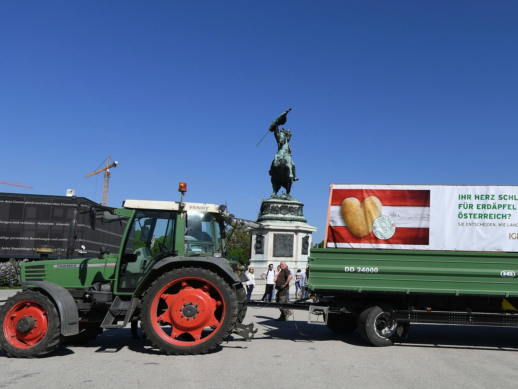 Zahlreiche Bauern versammelten sich heute am Wiener Heldenplatz. Zahlreiche Bauern versammelten sich heute am Wiener Heldenplatz.