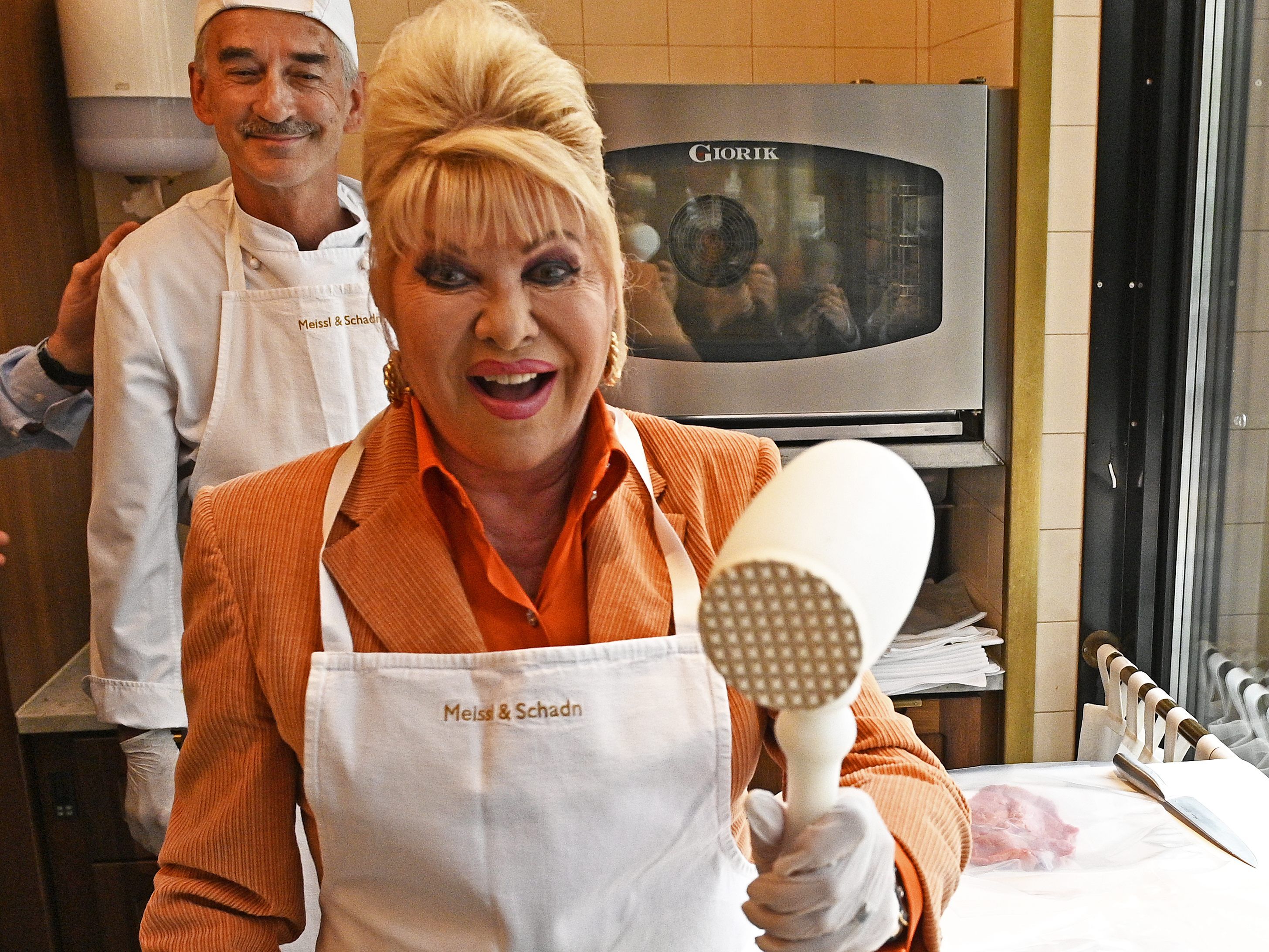 Die Ex-Frau von Trump klopfte Schnitzel in Wien.