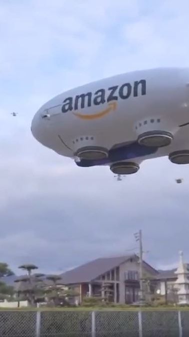 Der Amazon-Zeppelin umgeben von Drohnen.