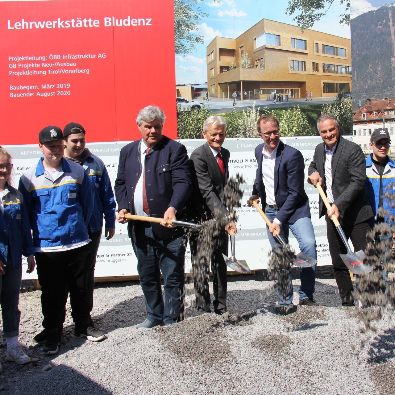 Bürgermeister Mandi Katzenmayer, Vorstand ÖBB Infra Franz Bauer, Landesrat Christian Gantner und Vizebürgermeister Mario Leiter (v.l.) beim Spatenstich