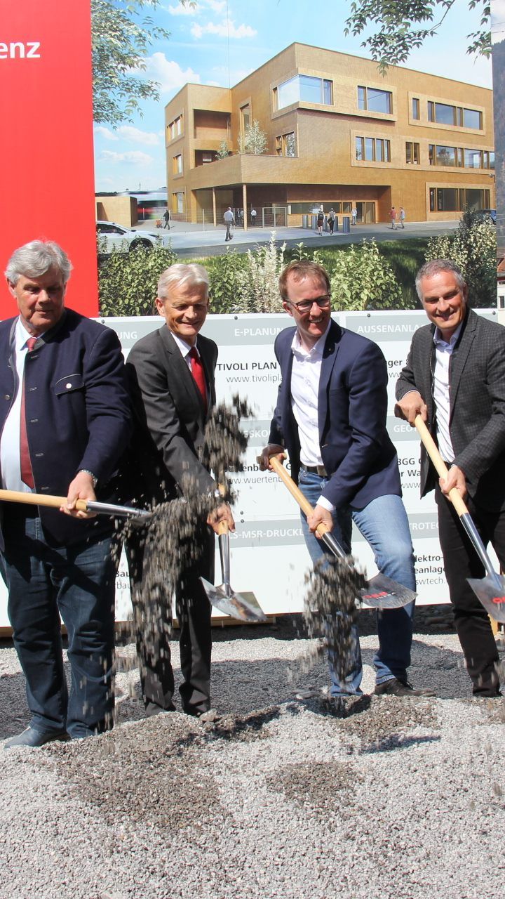 Bürgermeister Mandi Katzenmayer, Vorstand ÖBB Infra Franz Bauer, Landesrat Christian Gantner und Vizebürgermeister Mario Leiter (v.l.) beim Spatenstich