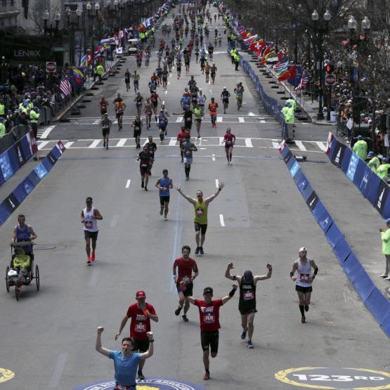 So läuft man normalerweise durchs Ziel, im Video die etwas andere Variante