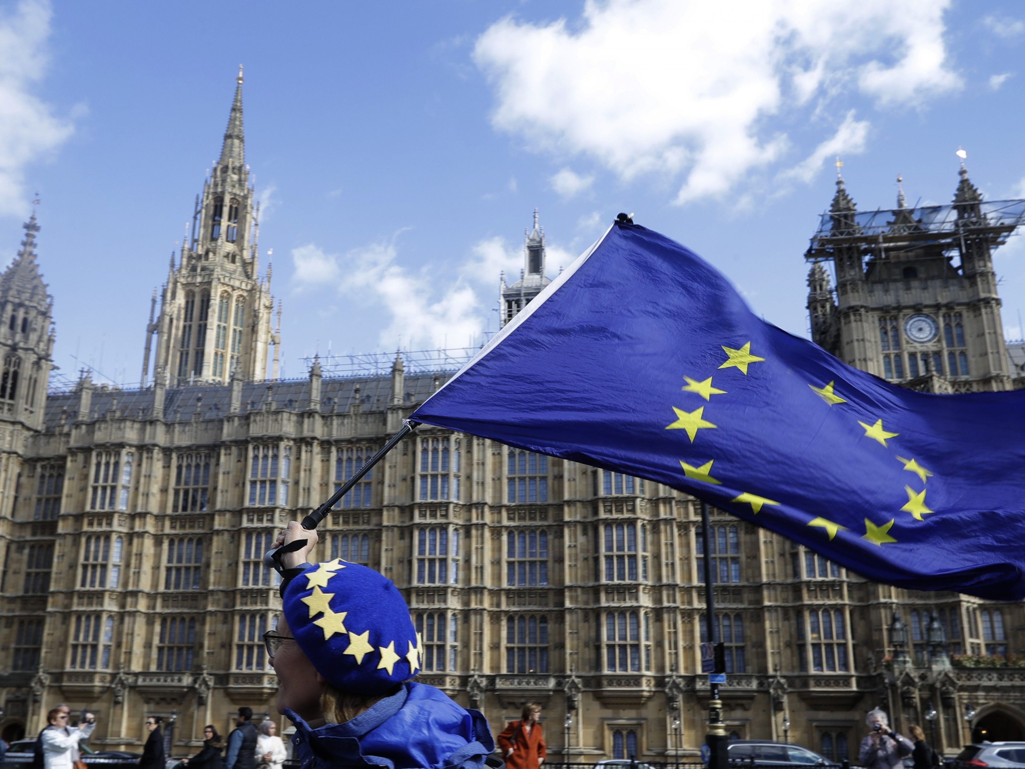 In diesem Fall sind britische Staatsbürger an der EU-Wahl stimmberechtigt. In diesem Fall sind britische Staatsbürger an der EU-Wahl stimmberechtigt.