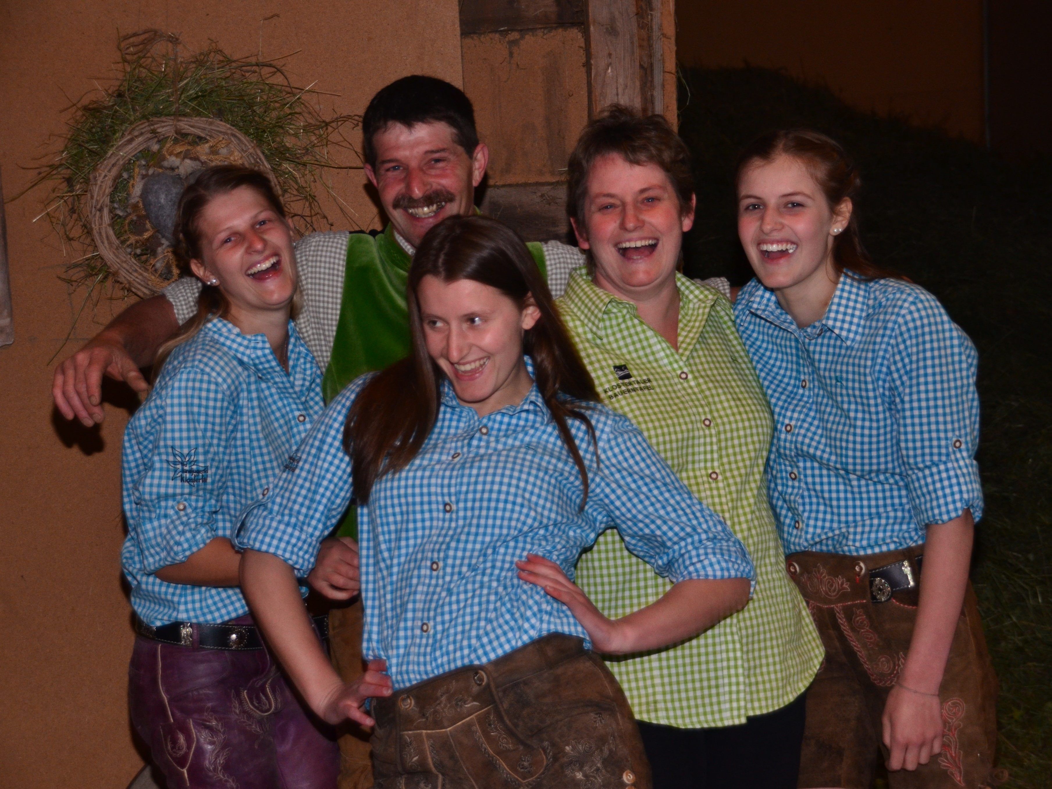 Mottnerhof, Klostertaler Bauerntafel und Landjugend Klostertal in einer Familie vereint – Maria, Jürgen, Christina, Saskia und Caroline Dünser.