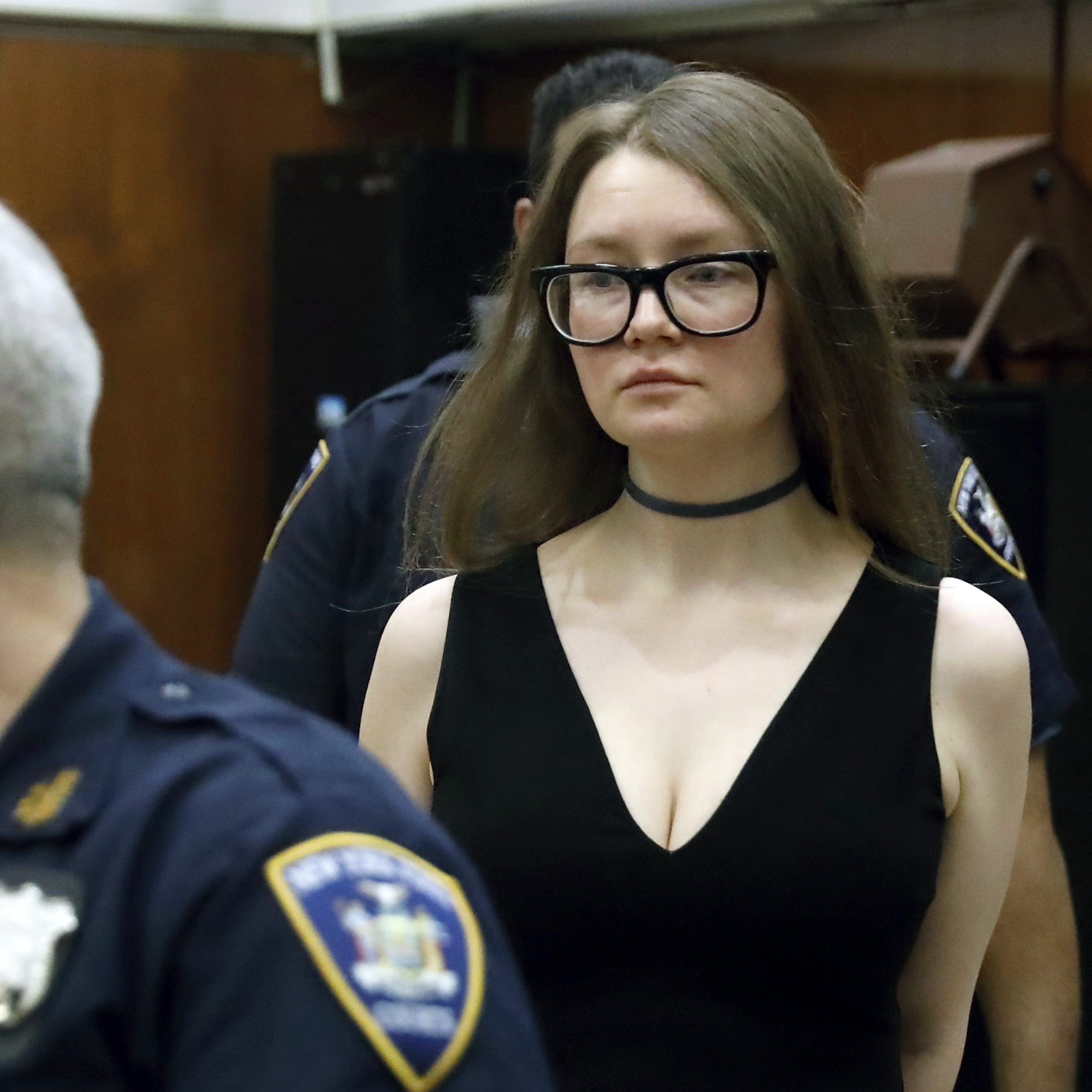 Anna Sorokin trägt Luxus-Kleider vor dem US-Gericht.