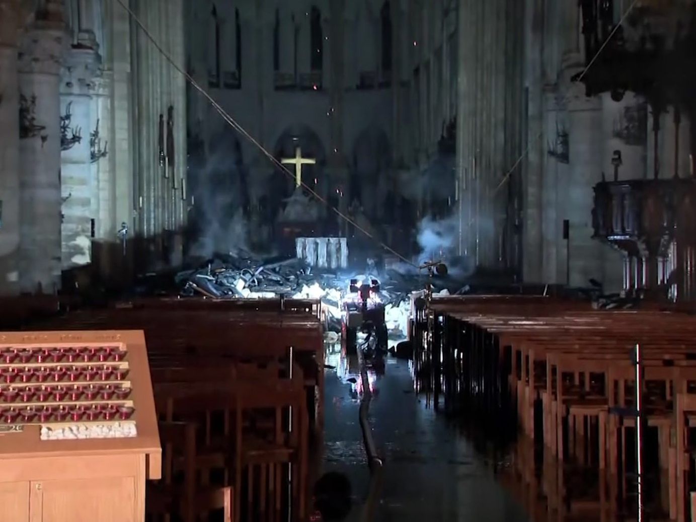 Ein Foto zeigt die Schäden im Innenraum der Pariser Kathedrale. Ein Foto zeigt die Schäden im Innenraum der Pariser Kathedrale.