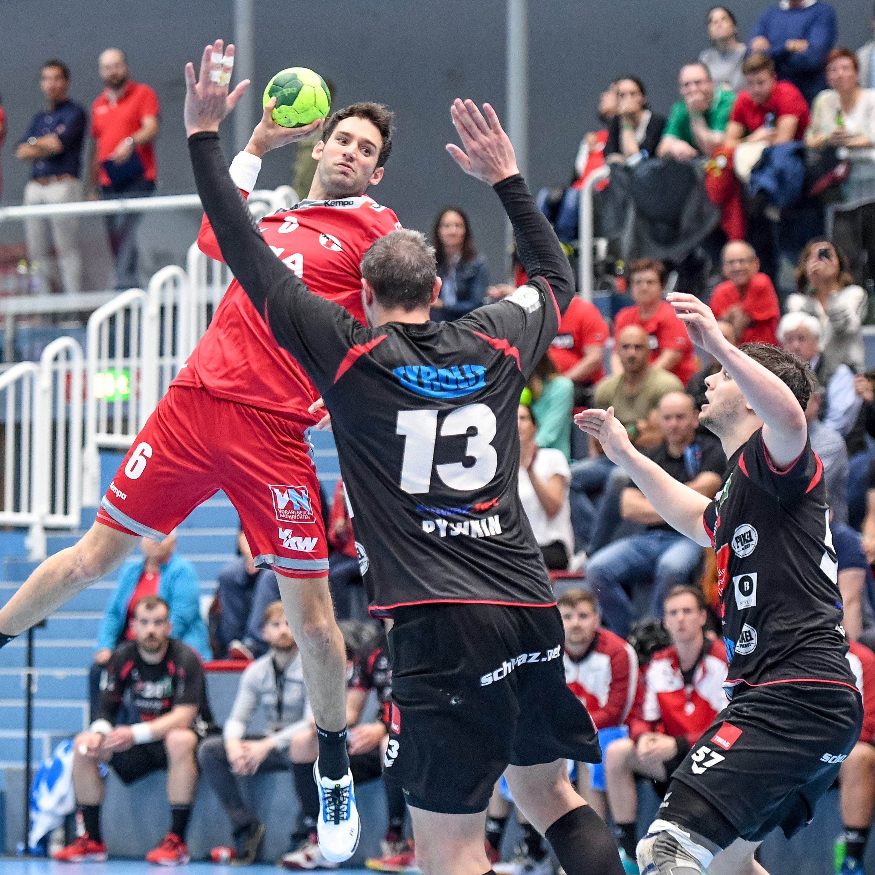 Der HC Hard und Schwaz Handball lieferten sich einen harten Kampf bis zum Schluss.