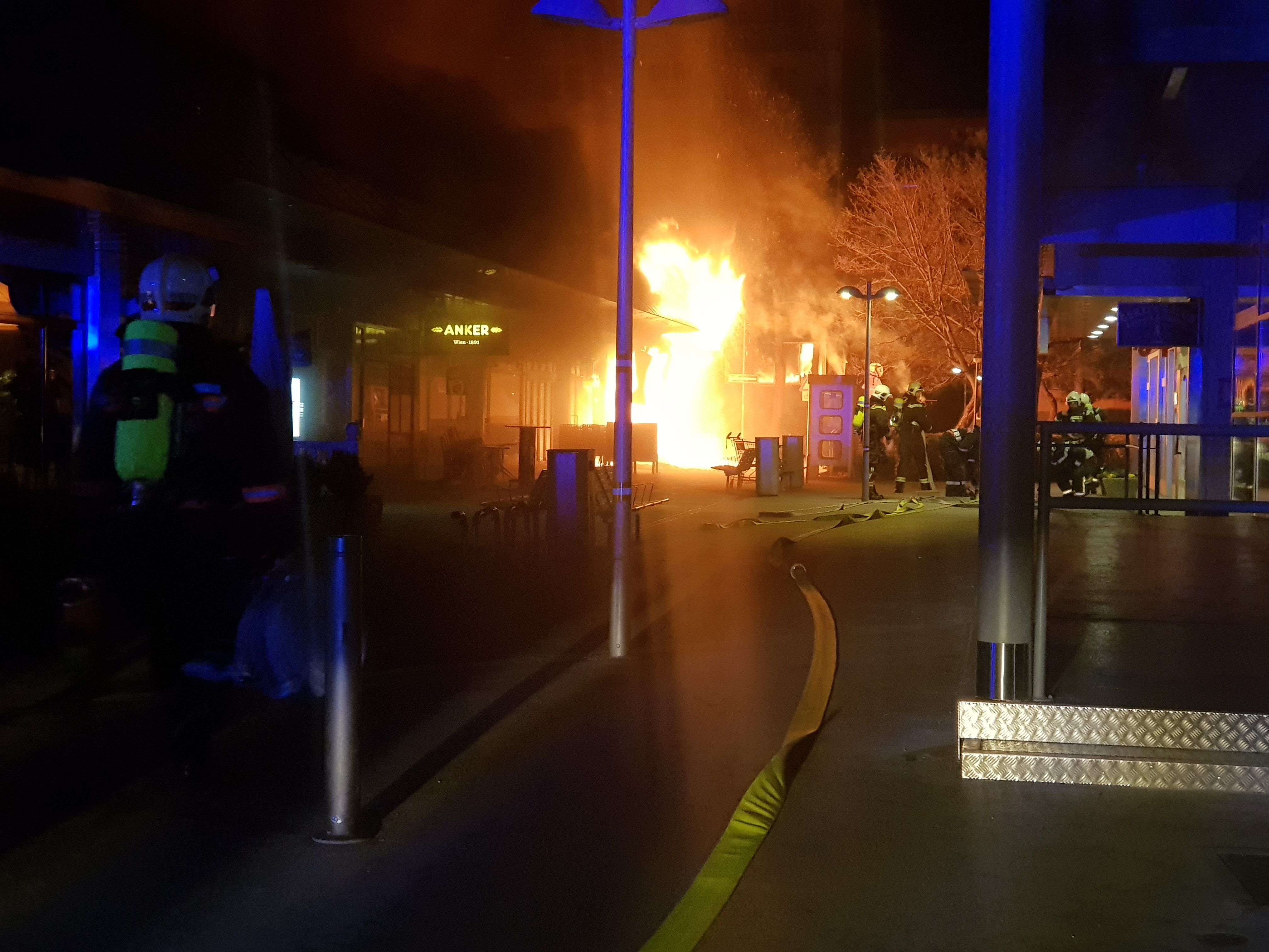 Im Einkaufspark Geringerstraße in Wien-Simmering brach in der Nacht ein Feuer aus. Im Einkaufspark Geringerstraße in Wien-Simmering brach in der Nacht ein Feuer aus.