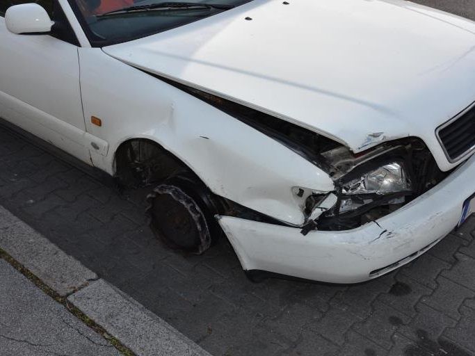 Das gestohlene Fahrzeug wurde schwer beschädigt. Das gestohlene Fahrzeug wurde schwer beschädigt.