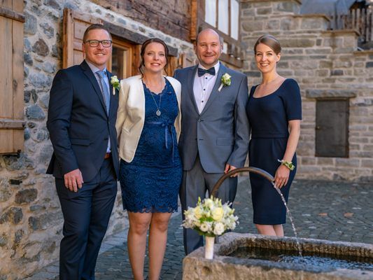 Das frisch vermählte Paar Christina und Alexander mit den Trauzeugen. Das frisch vermählte Paar Christina und Alexander mit den Trauzeugen.