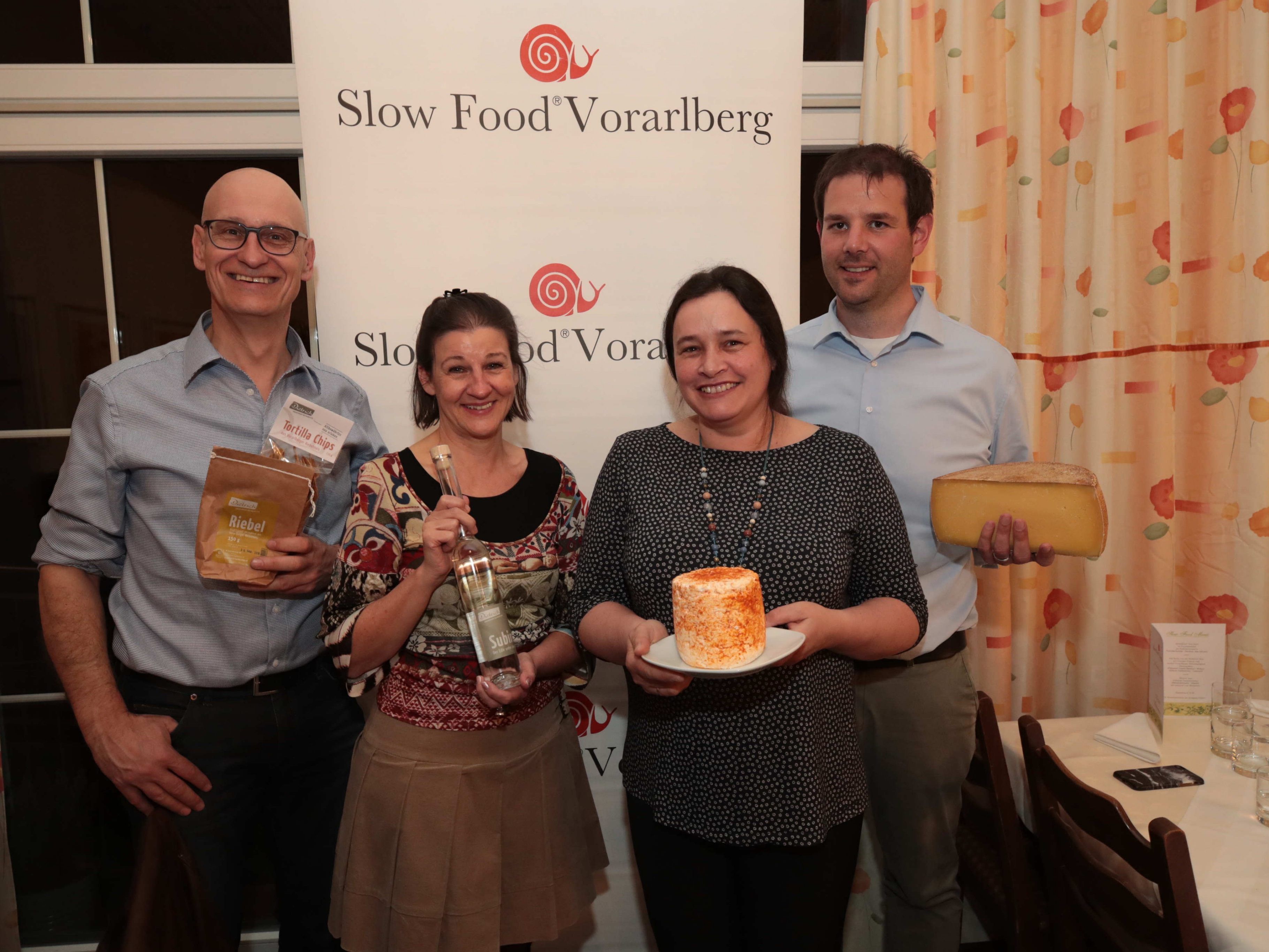 Von links nach rechts: Präsentation der Vorarlberger slow food-Produkte  durch Veronika Kastnig (Sura Kees von der Garnera Alp), slow food-Obfrau Sabine Hackl-Schatzmann, Richard Dietrich mit dem Rheintaler Riebelmais und Christof Abbrederis (Rupp) mit dem Bregenzerwälder Gebsen-Käse