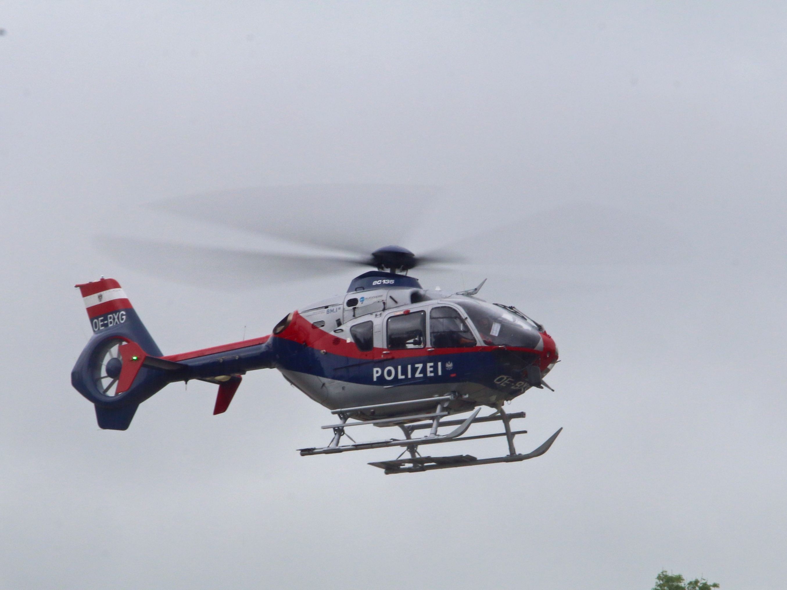 Der Polizeihubschrauber "Libelle" barg den unverletzten Mann aus seiner Notlage. (Symbolbild)