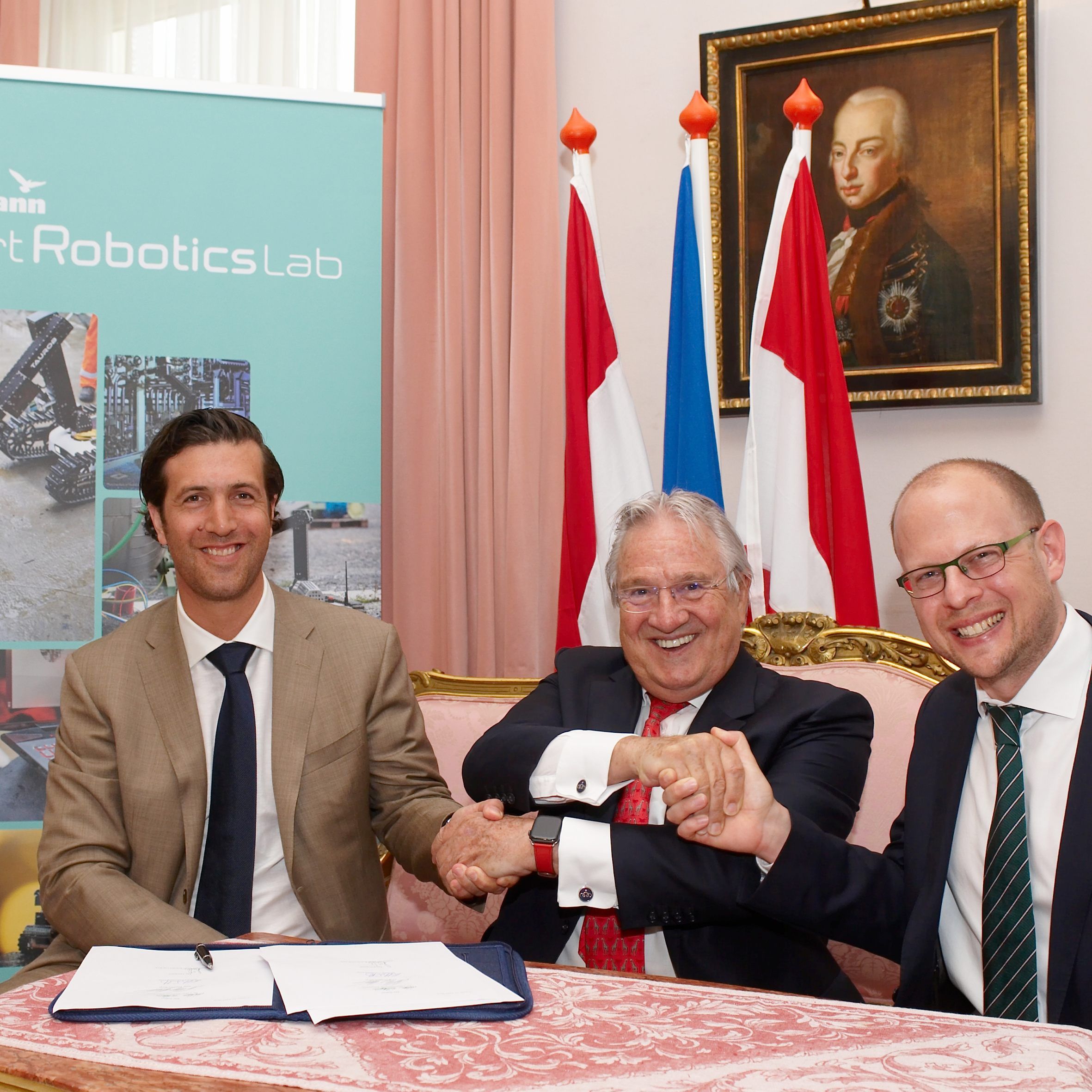 Dietsmann CEO Peter Kütemann (Mitte) bei der Vertragsunterzeichnung mit den beiden taurob-Geschäftsführern Matthias Biegl (links) und Lukas Silberbauer (rechts).