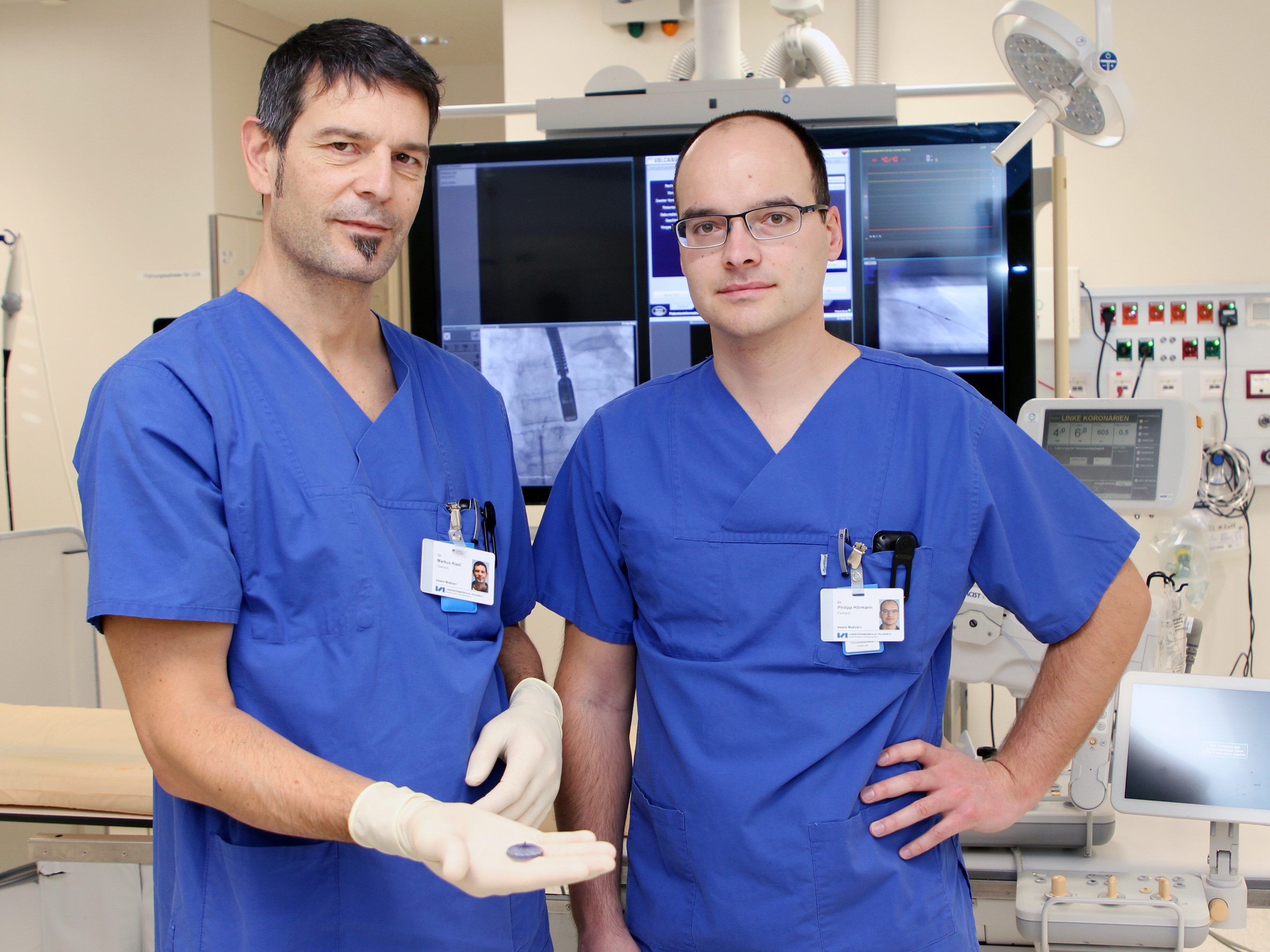 Operationsteam PFO Verschluss: v.li. Oberarzt Dr. Markus Riedl und Oberarzt Dr. Christoph Hörmann von der Abteilung für Innere Medizin I führen den interventionellen Eingriff am LKH Feldkirch durch. Operationsteam PFO Verschluss: v.li. Oberarzt Dr. Markus Riedl und Oberarzt Dr. Christoph Hörmann von der Abteilung für Innere Medizin I führen den interventionellen Eingriff am LKH Feldkirch durch.
